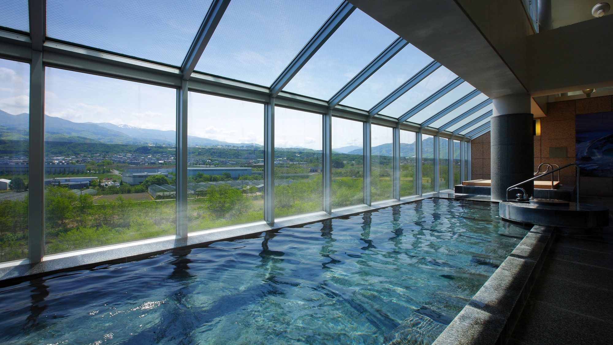 [Large communal bath] A spacious large communal bath on the top floor. You can see the magnificent view of the Zao Federation and Yamagata through the glass.