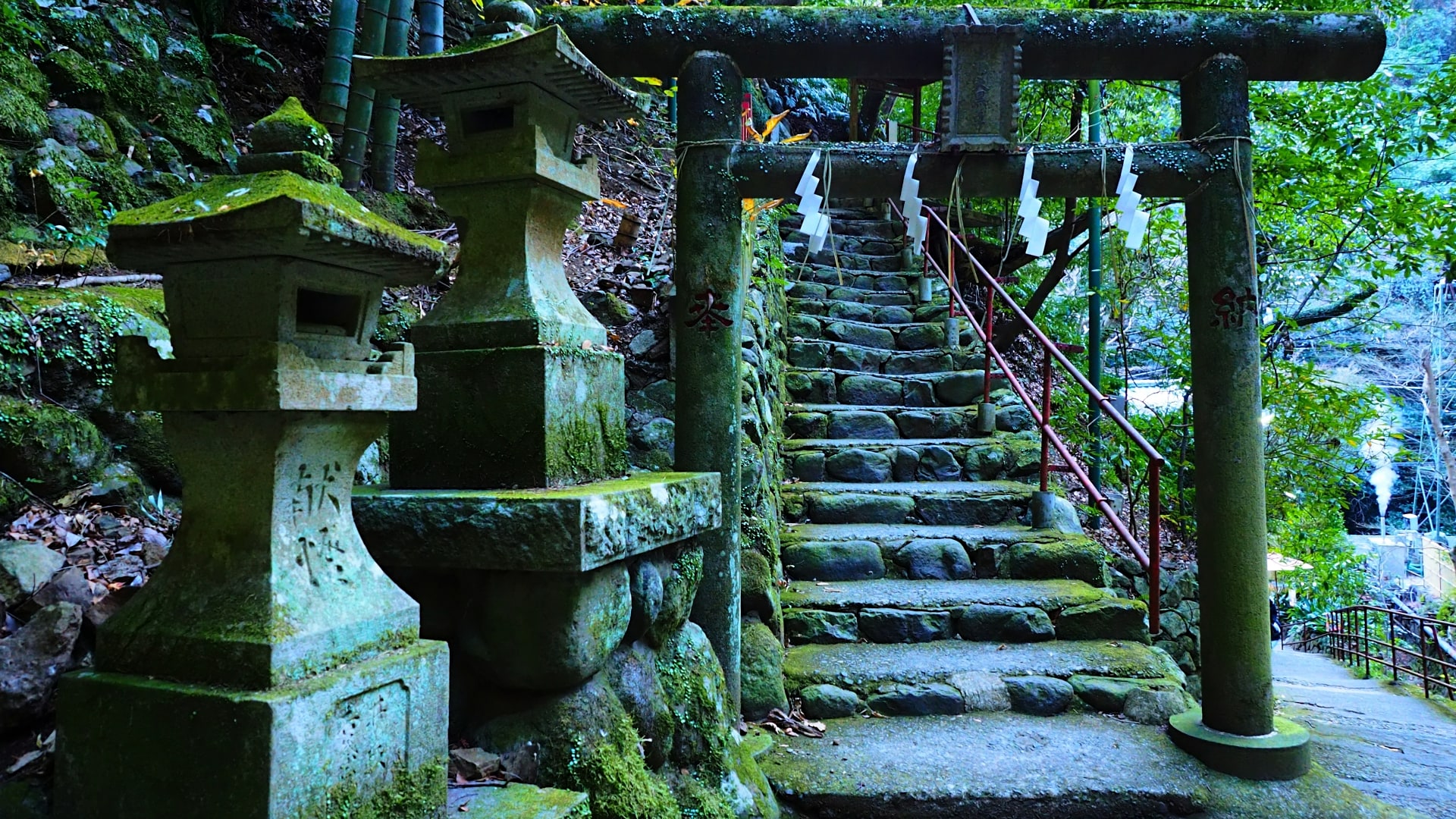 不動瀑布附近的神社