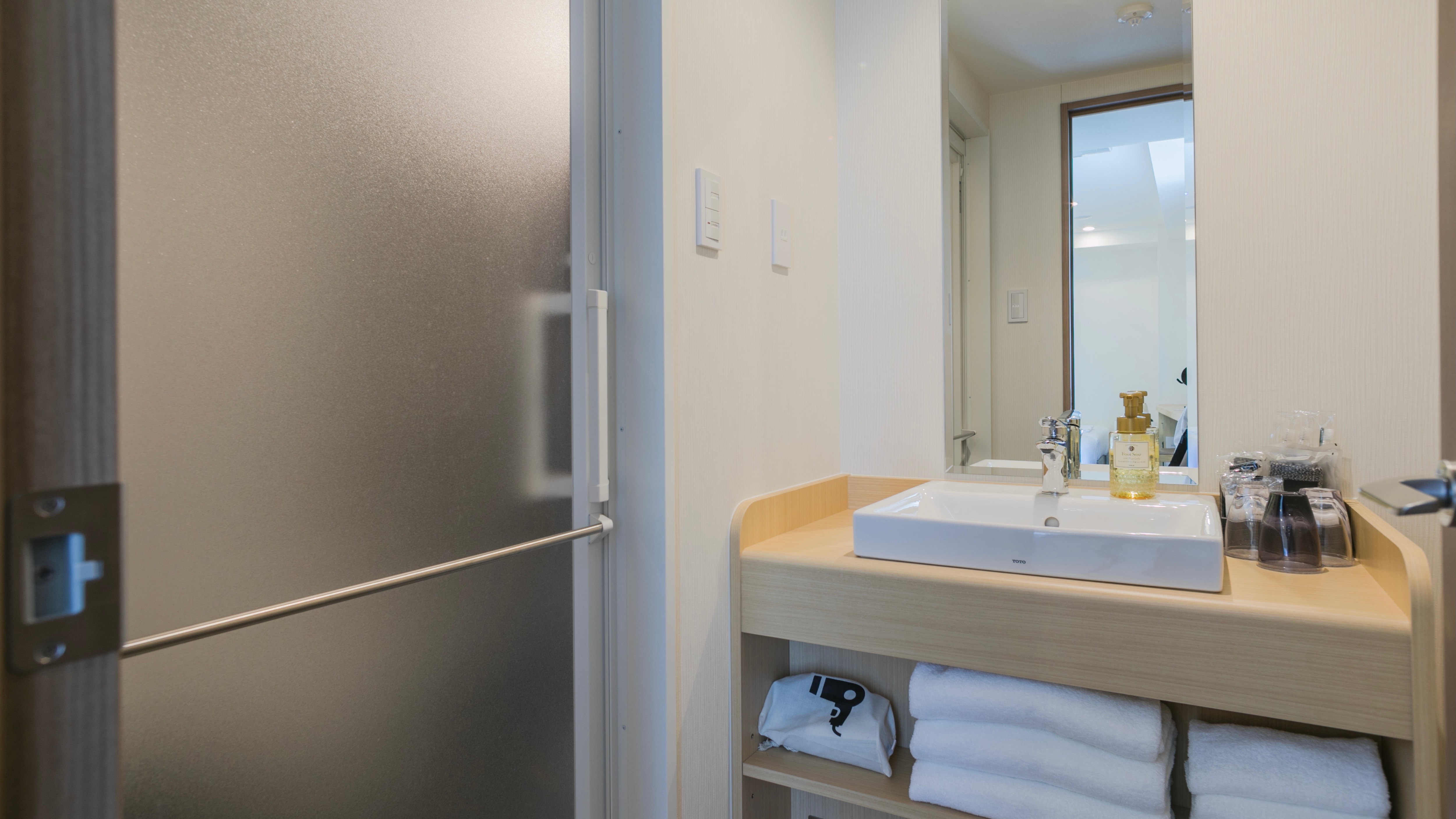 Triple room bathroom with washbasin and dressing room