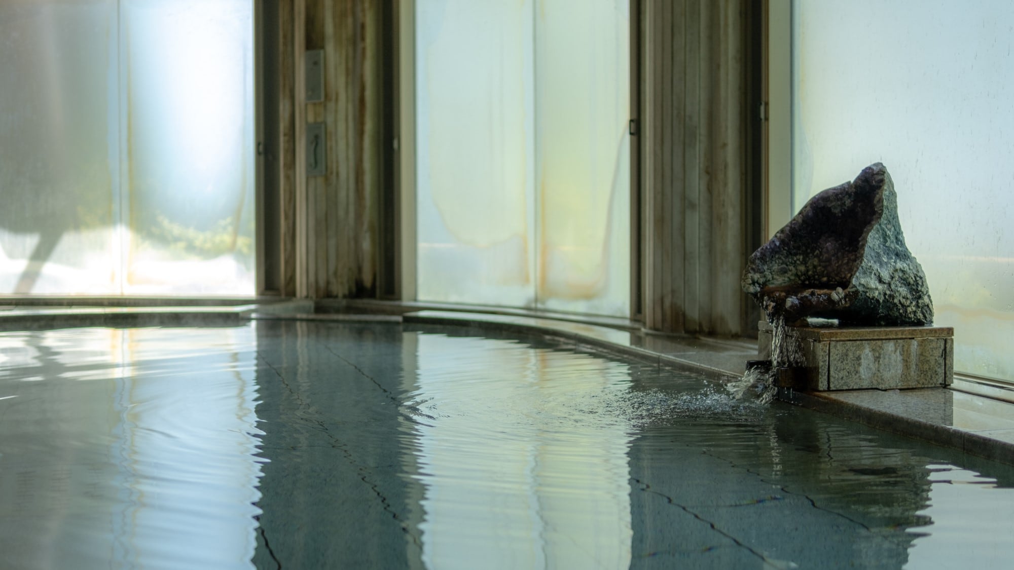[Large communal bath "Crystal bath"] You can enjoy a tour of 15 hot springs in the hotel