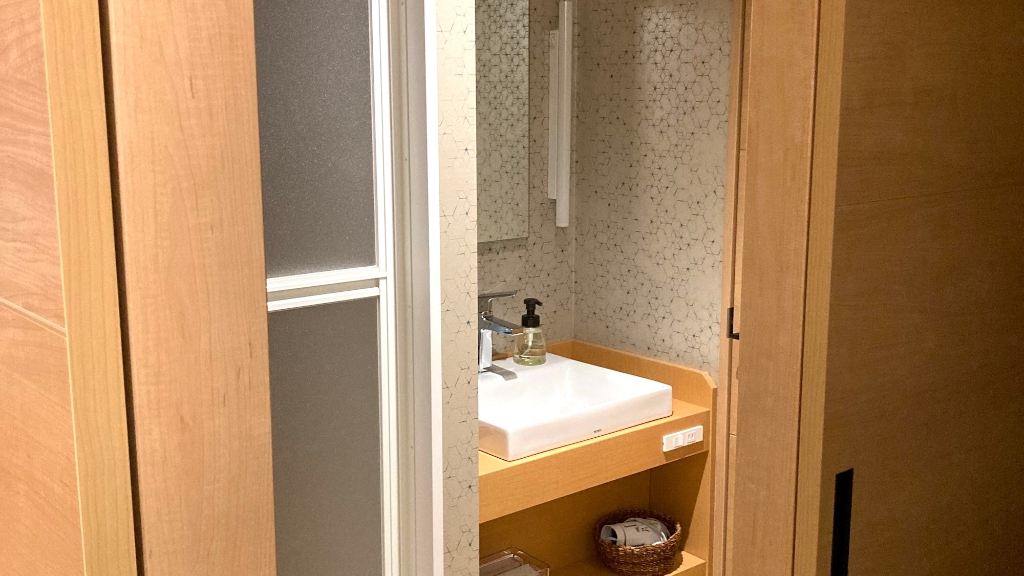 The Matsubokkoku no Ma (Compact Twin) toilet, washroom, and other water facilities have been completely renovated, and a new shower booth has been installed.