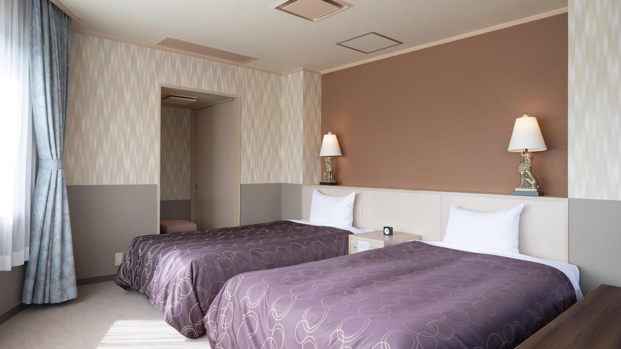 Kamar khusus: Kamar bergaya Barat memiliki kamar tidur dan set sofa tamu.