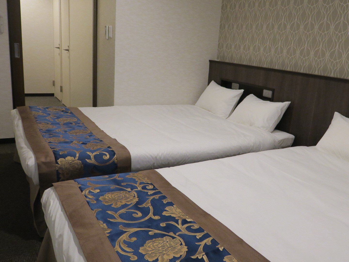This room has two double beds (140 x 195 cm wide). This is a standard twin-type room.