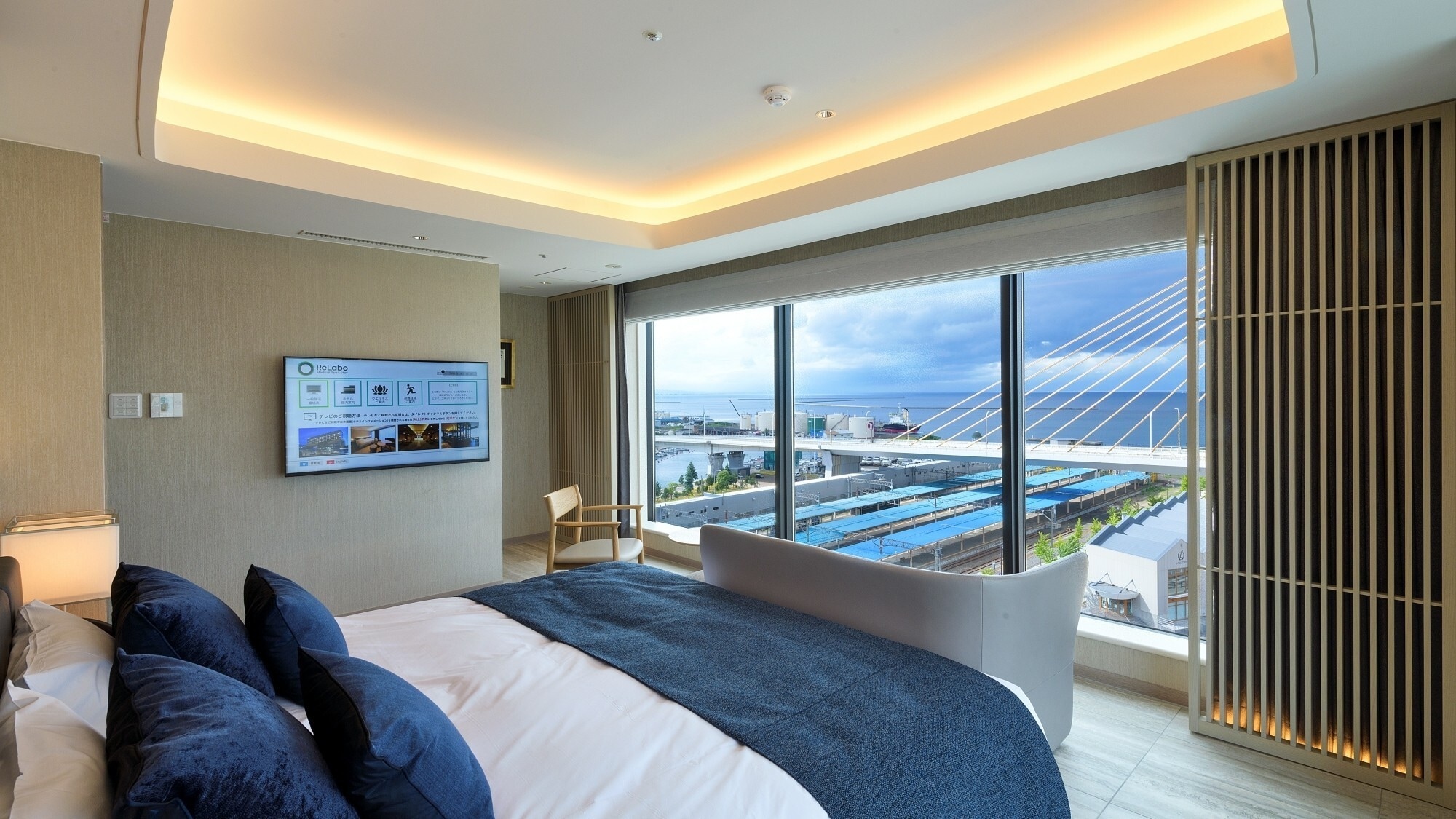 [Phòng Junior Suite] Không gian đặc biệt nhìn ra Cầu Vịnh Aomori, biểu tượng của vùng vịnh và Cảng Aomori trải rộng bên dưới.