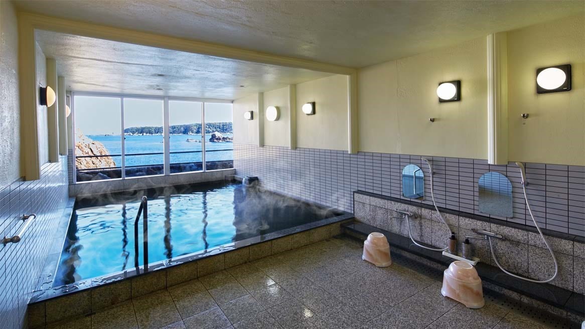 [Taiji Onsen] Enjoy the hot springs while looking out at the Kumano Nada Sea.