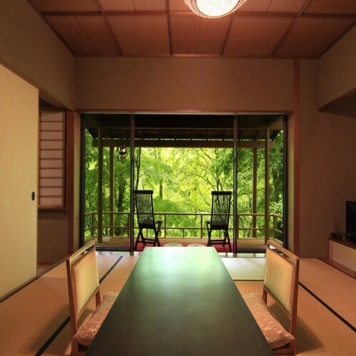 Separate Japanese-style room [with moon-viewing rim stand]