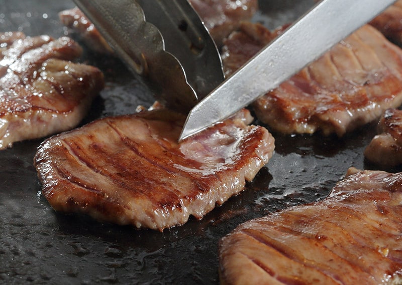 Lưỡi bò đã được tái sinh, thơm ngon hơn nữa! Lưỡi bò thái lát dày, dai dai, đậm đà hương vị.