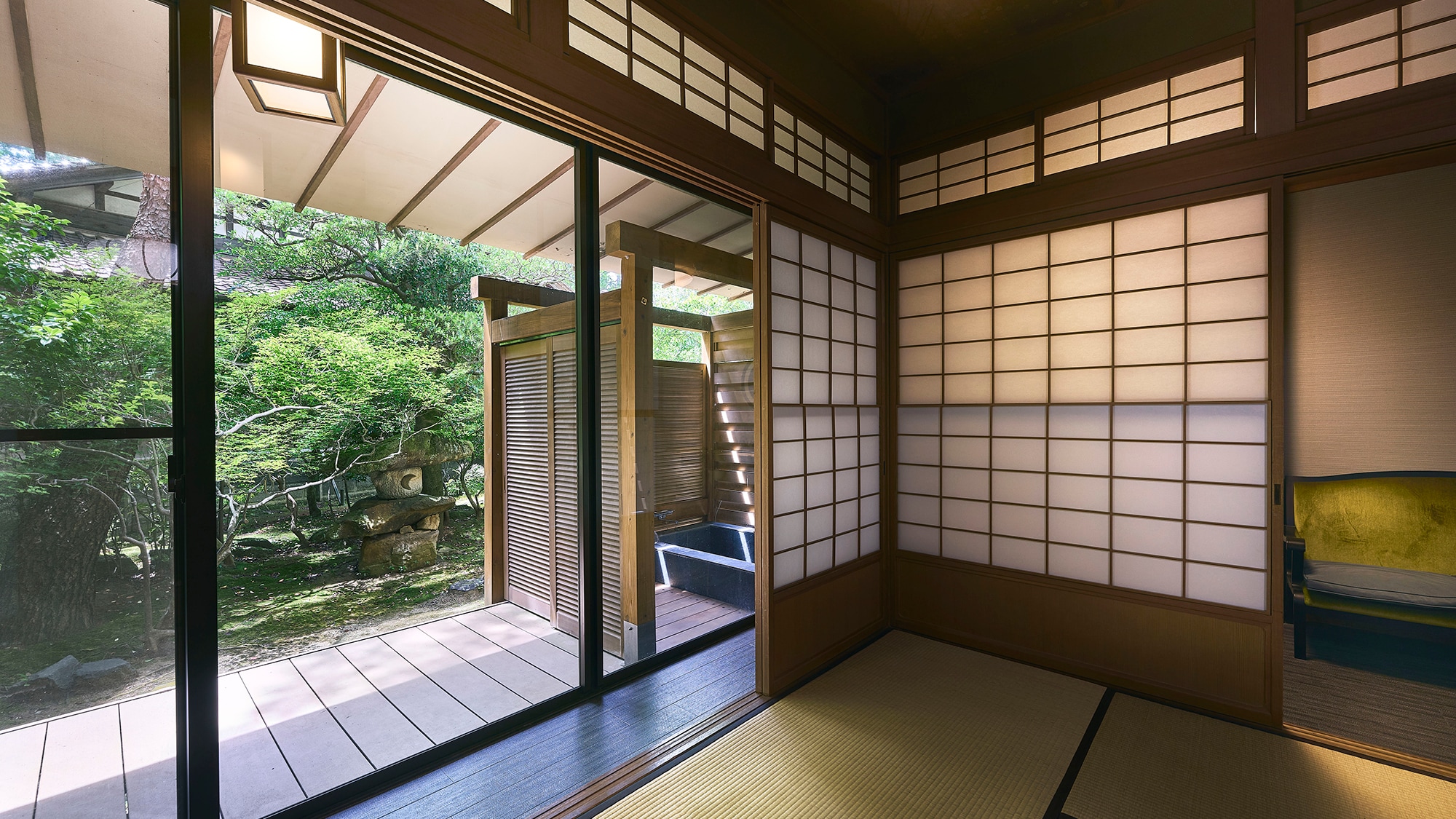 [Choyo Room: Two-story suite] From the first-floor room, you can enjoy close-up views of the garden that reflects the colors of the four seasons.