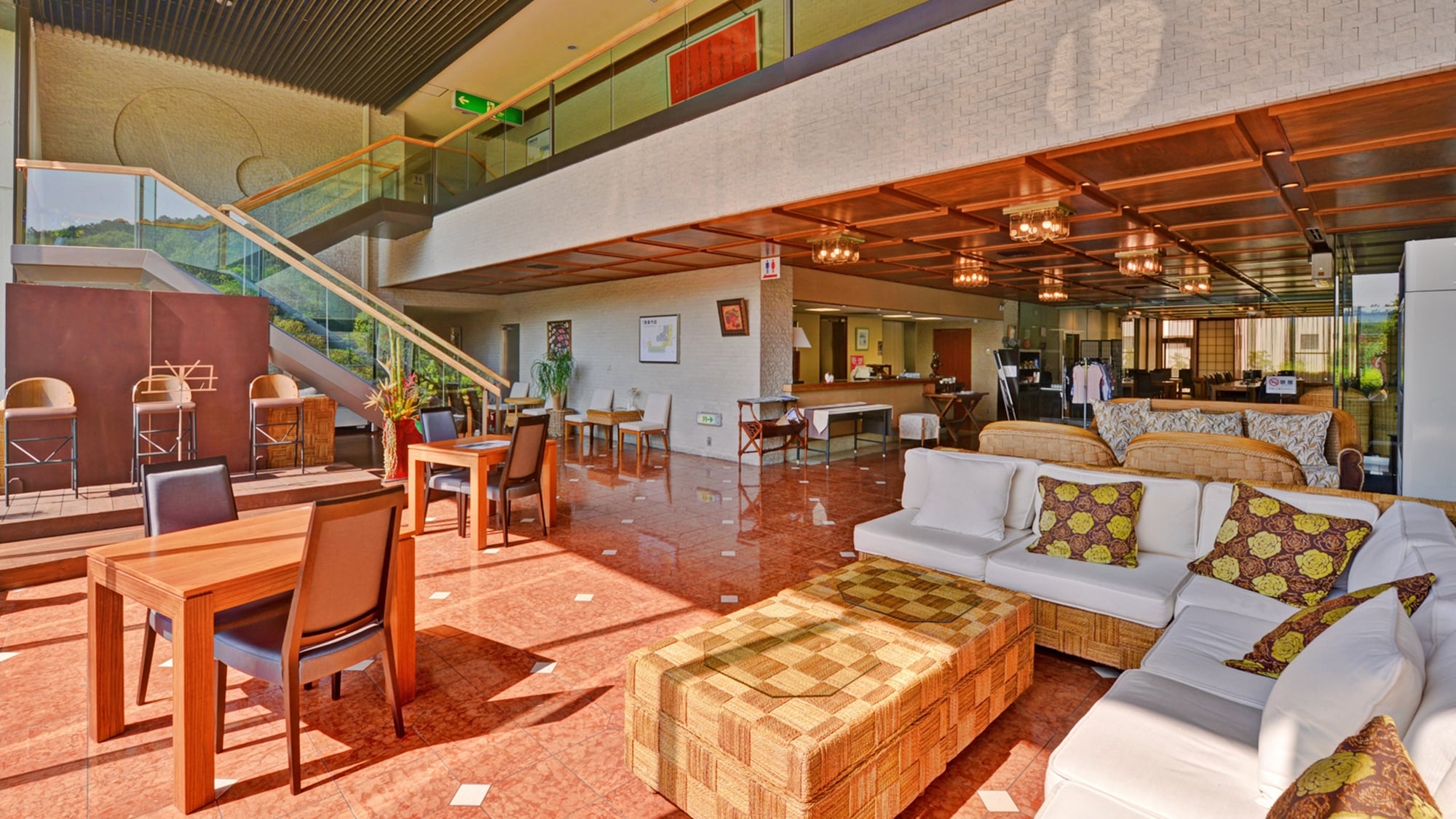 *Lobby/Please relax with the light streaming in through the windows.
