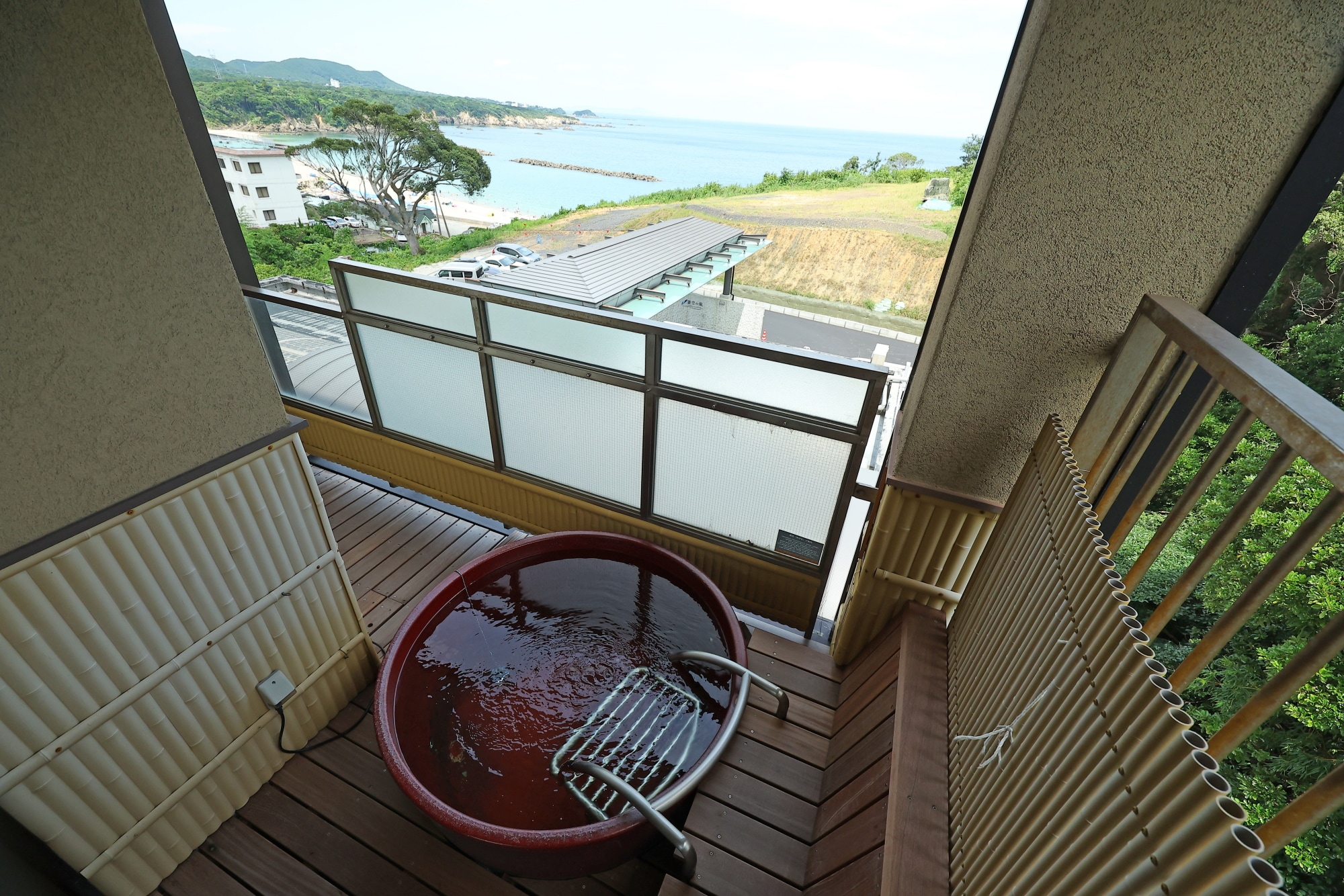 Barrier-free Japanese-Western style room with an open-air hot spring bath (The bath uses the same hot spring source, "Shaguuji Onsen," as the famous Sakakibara Onsen.)