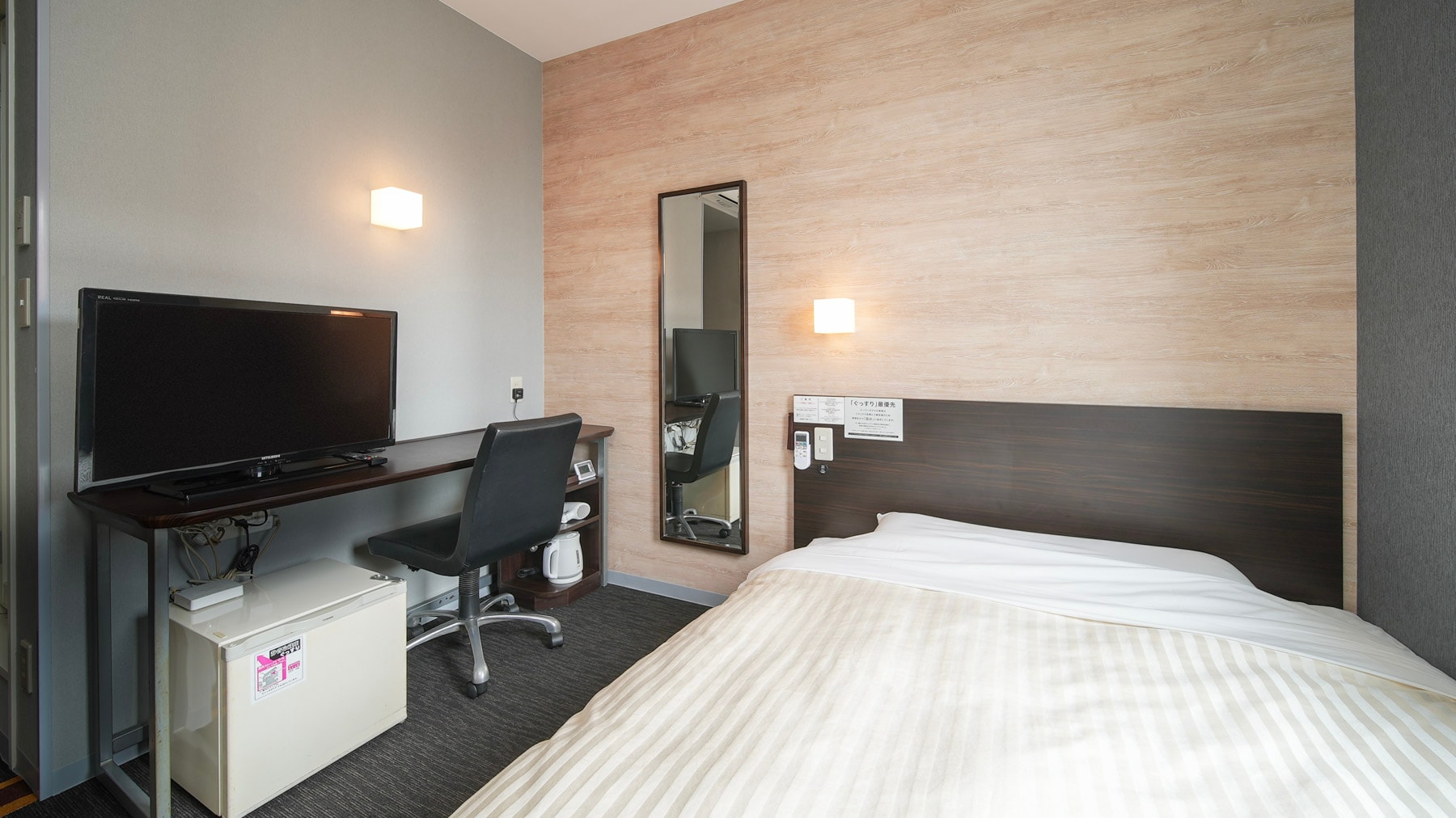 A 150cm wide bed and a mattress with just the right amount of firmness will ensure you a good night's sleep.