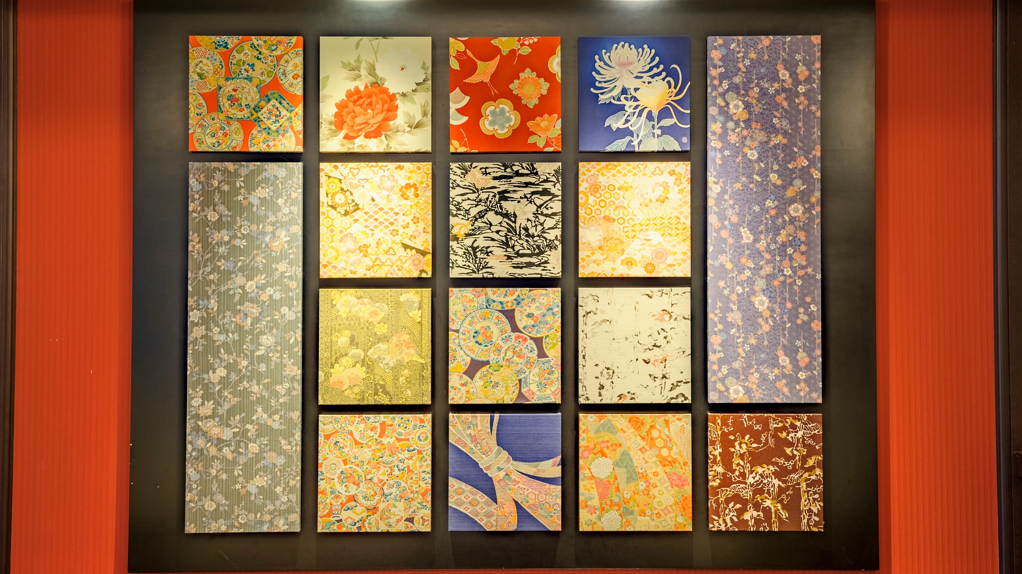  [Lobby] Traditional craft <Kaga Yuzen> will add glamor to your stay.