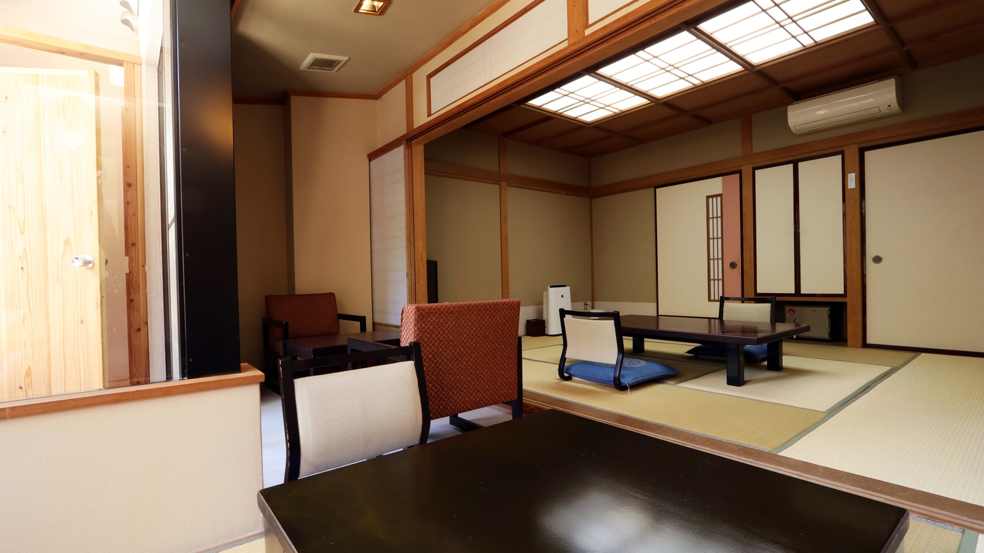 *Guest room: Chikuma. You can see the courtyard from the veranda.