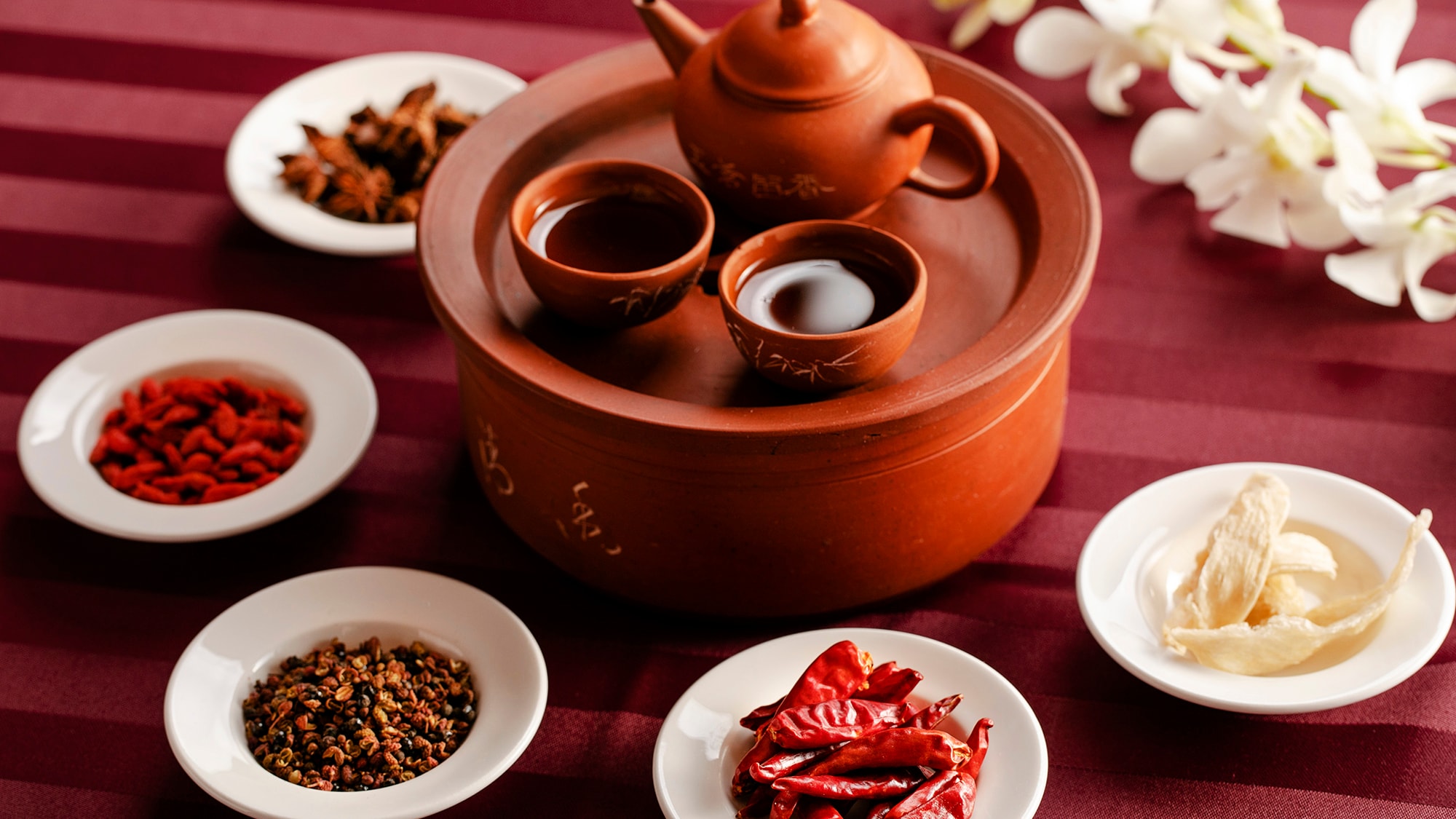 เราใช้เครื่องเทศธรรมชาติหลายชนิด เช่น พริกขี้หนูและพริกไทยเสฉวนเขียว เพื่อให้ได้อาหารจีนที่ปลอดภัยและแท้จริง