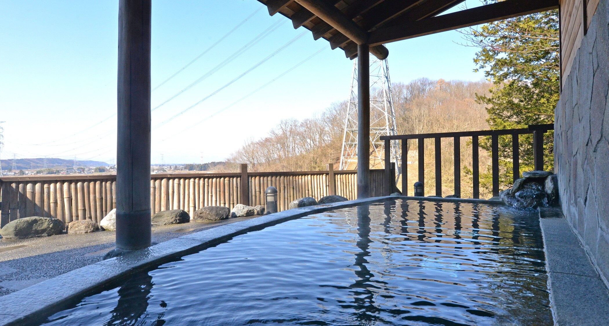 *Open-air bath with a view/ Enjoying the open-air bath with a spectacular view all to yourself is the best.