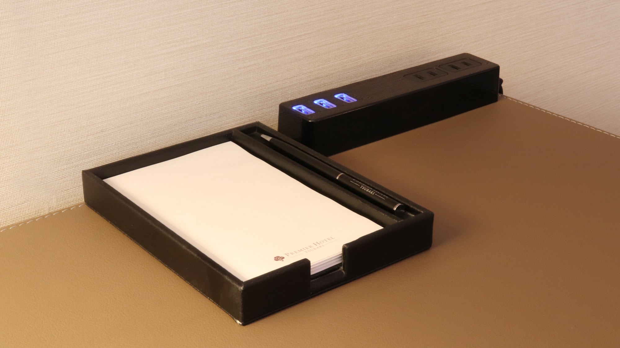 [Guest room] USB power strip and memo pad. It can be used for telework and charging mobile phones.