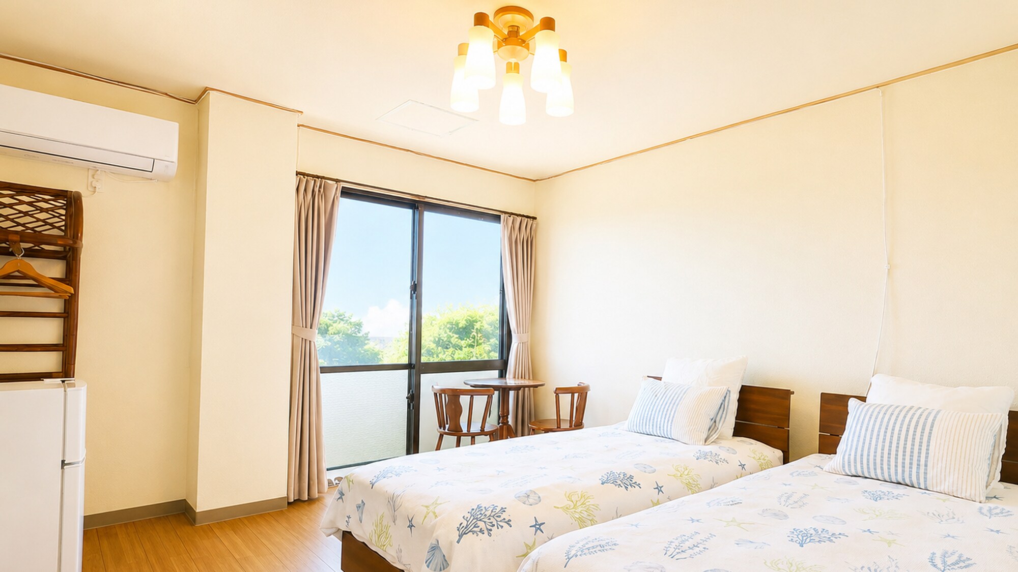 [Kamar Twin dengan Pemandangan Laut di Gedung Utama] Kamar twin yang luas, sempurna untuk menikmati perjalanan santai di tepi laut.