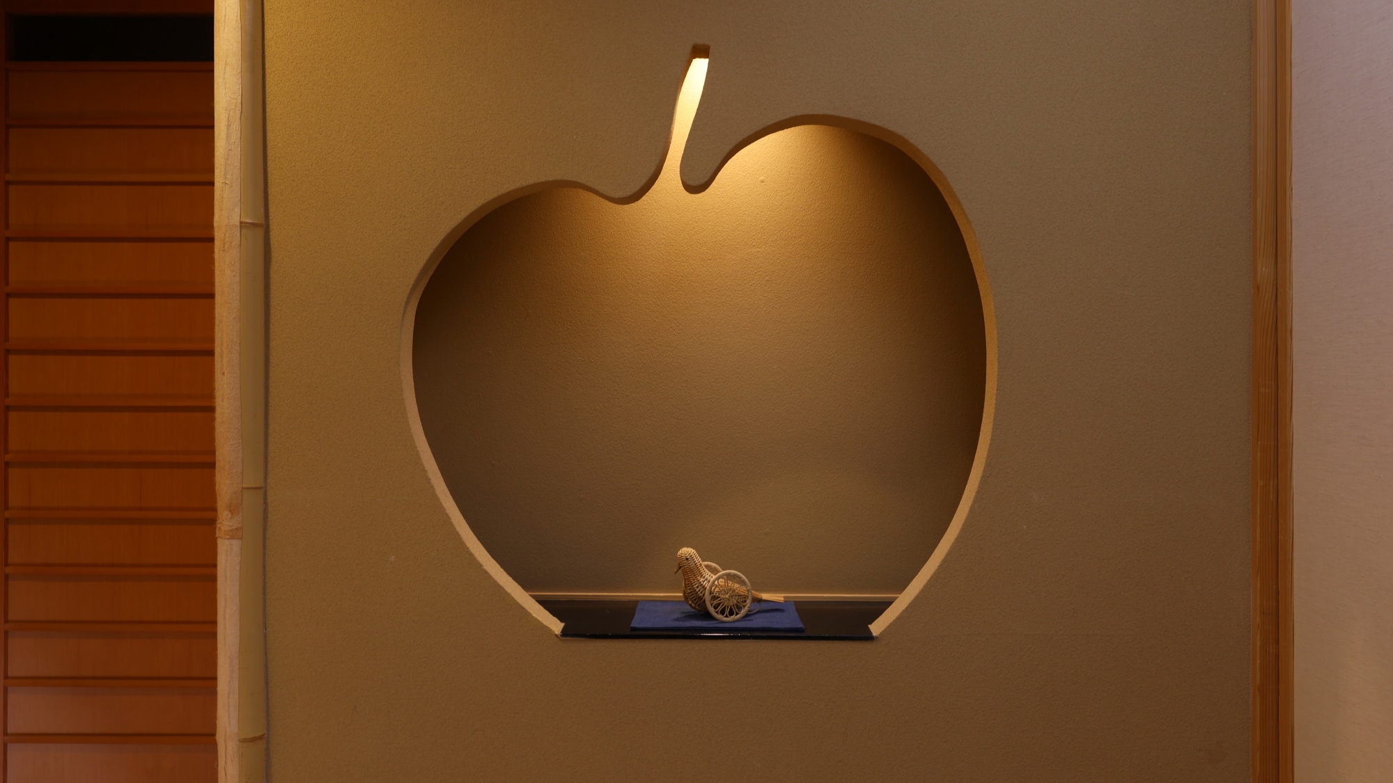 In the room, an apple motif display shelf / 10 + 7 tatami mats