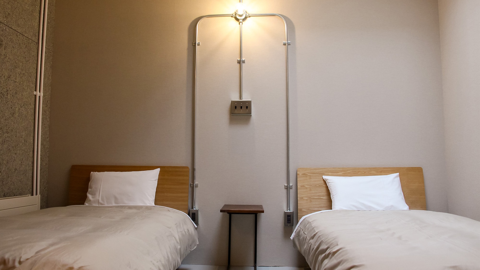 ・ [Private room twin Montbeliarde] A gate-shaped partition enhances the feeling of a private room.