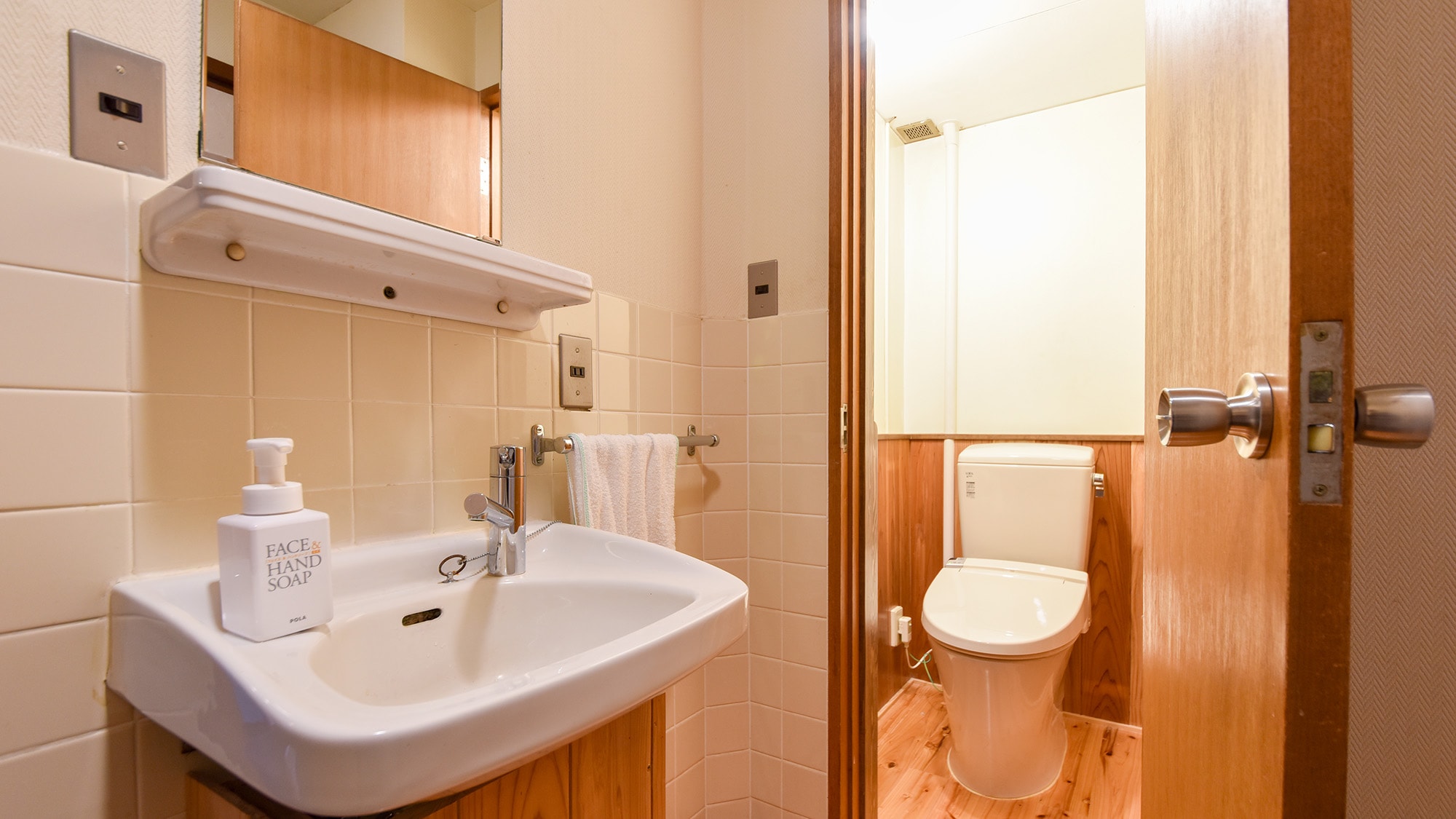 *[Contoh kamar tamu: Kamar bergaya Jepang dengan 10 tikar tatami] Dilengkapi dengan kamar kecil dan toilet.