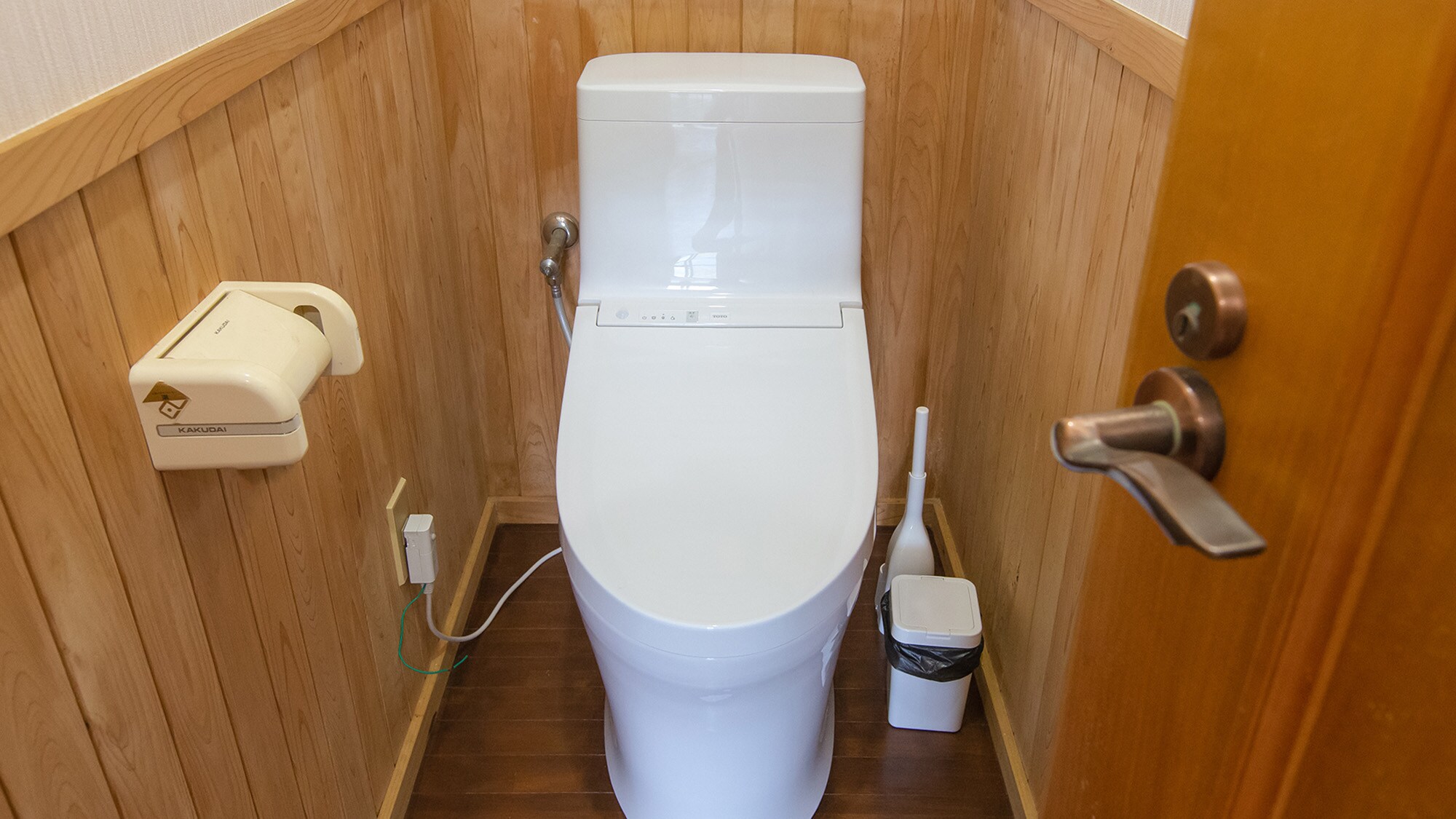 ・[Japanese-Western room] Equipped with a toilet seat with a cleaning function