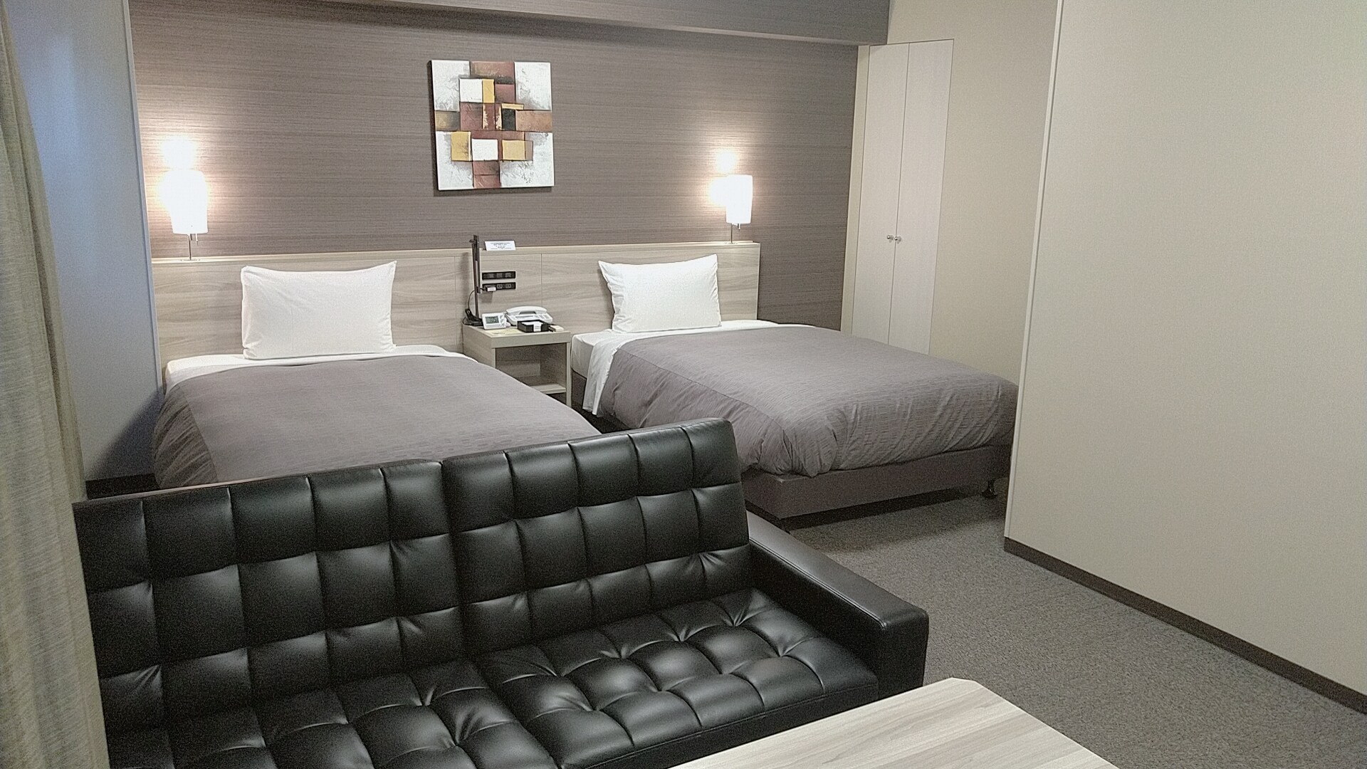 Please contact the hotel if you would like to make a reservation for the Deluxe Twin Room.
