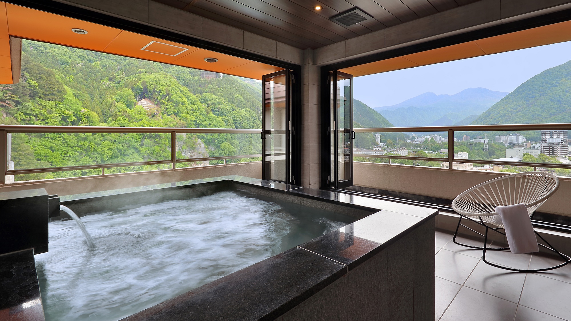 [Japanese-Western room] Top floor guest room with observation bath