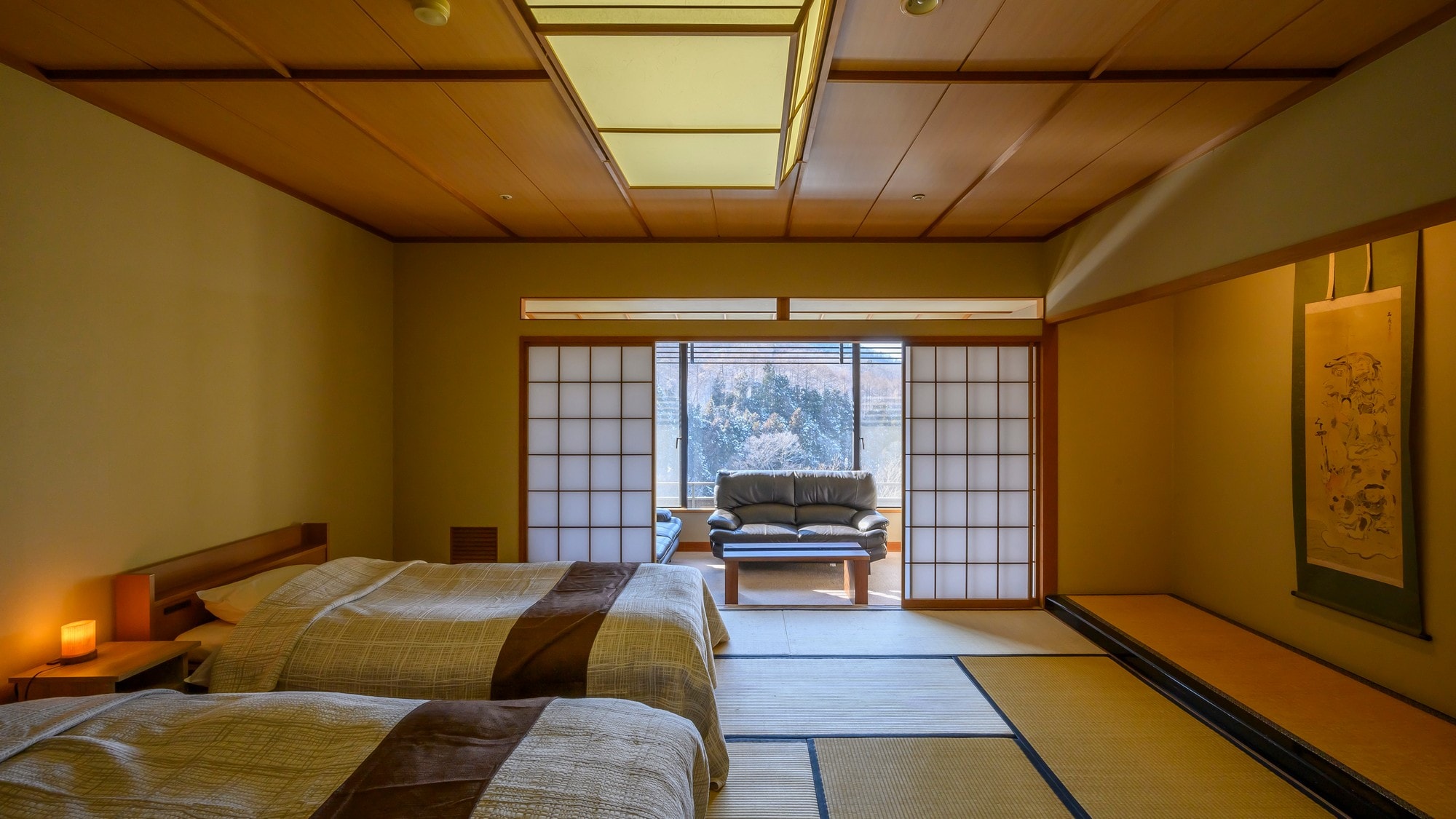  There are twin beds in the spacious 12.5 tatami main room. The wide veranda is equipped with a large sofa.