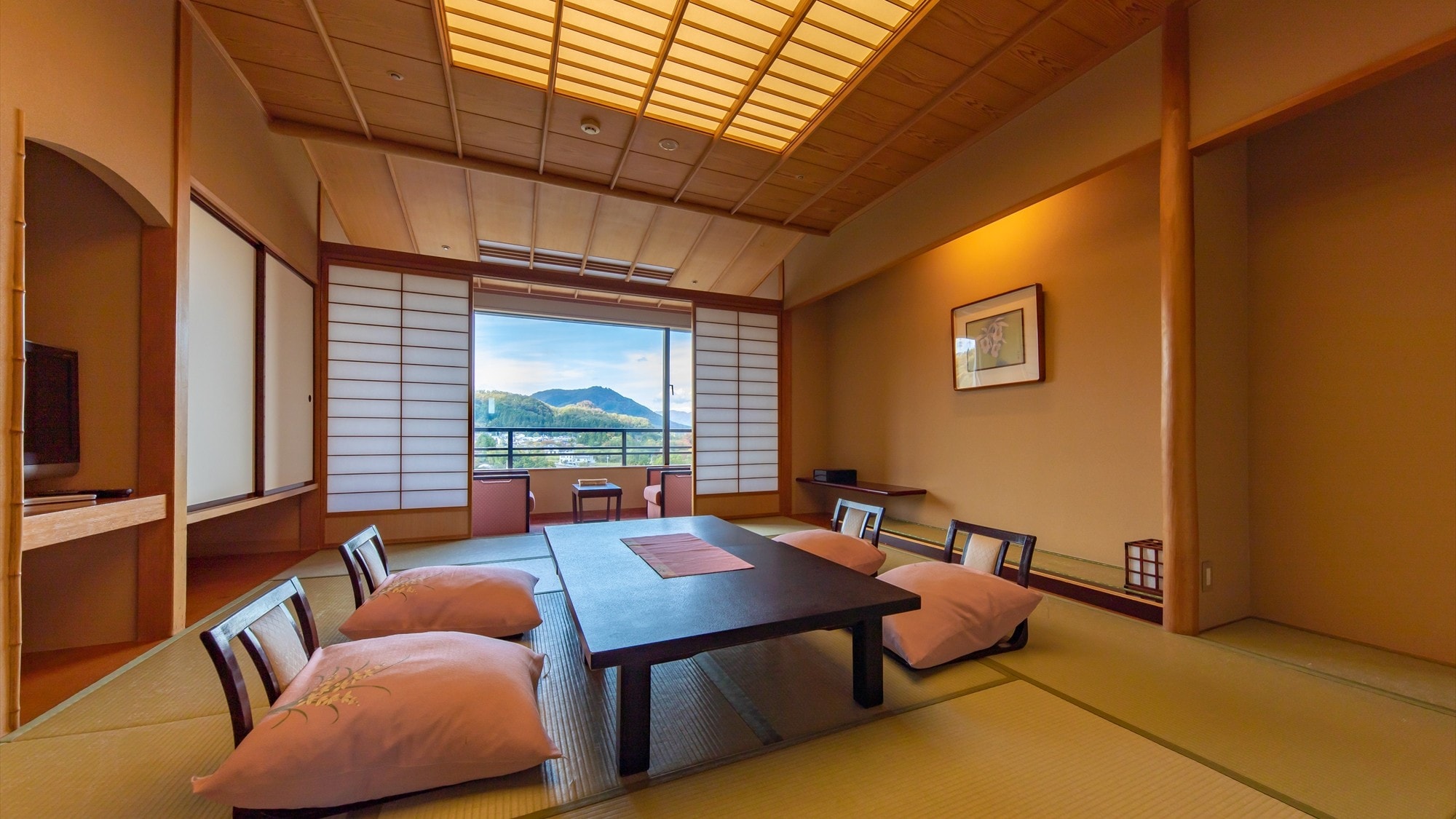 【일본식 방】 일본식 방은 전실에서 아름다운 사토야마의 풍경을 바라볼 수 있다(일례)