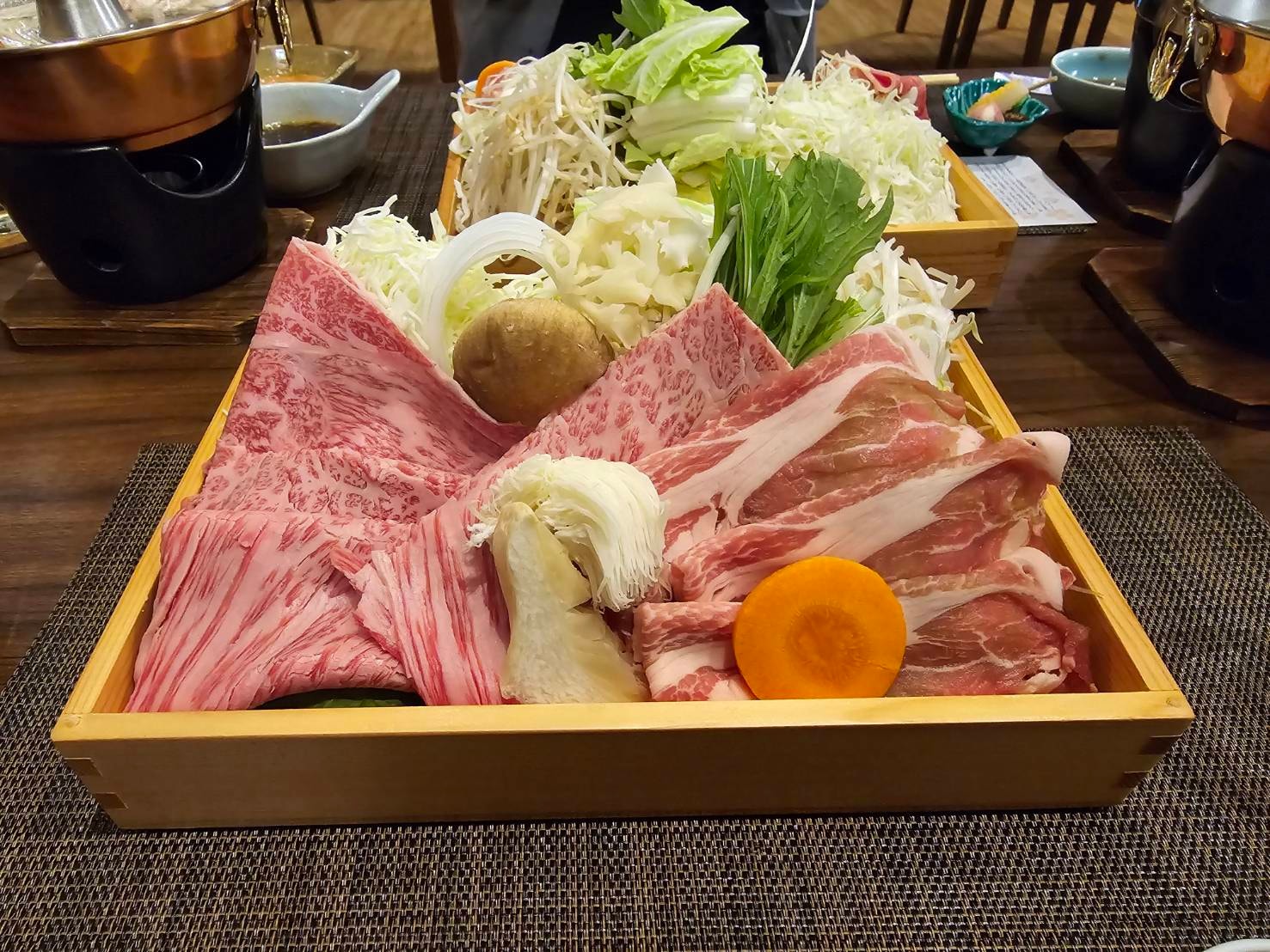 Aimori shabu-shabu dari daging sapi Tochigi Wagyu dan daging babi Nikko