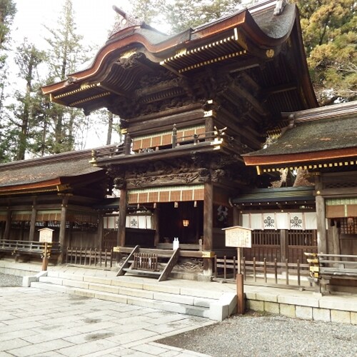诹访神社，日本三大奇祭之一的御柱祭的举办地