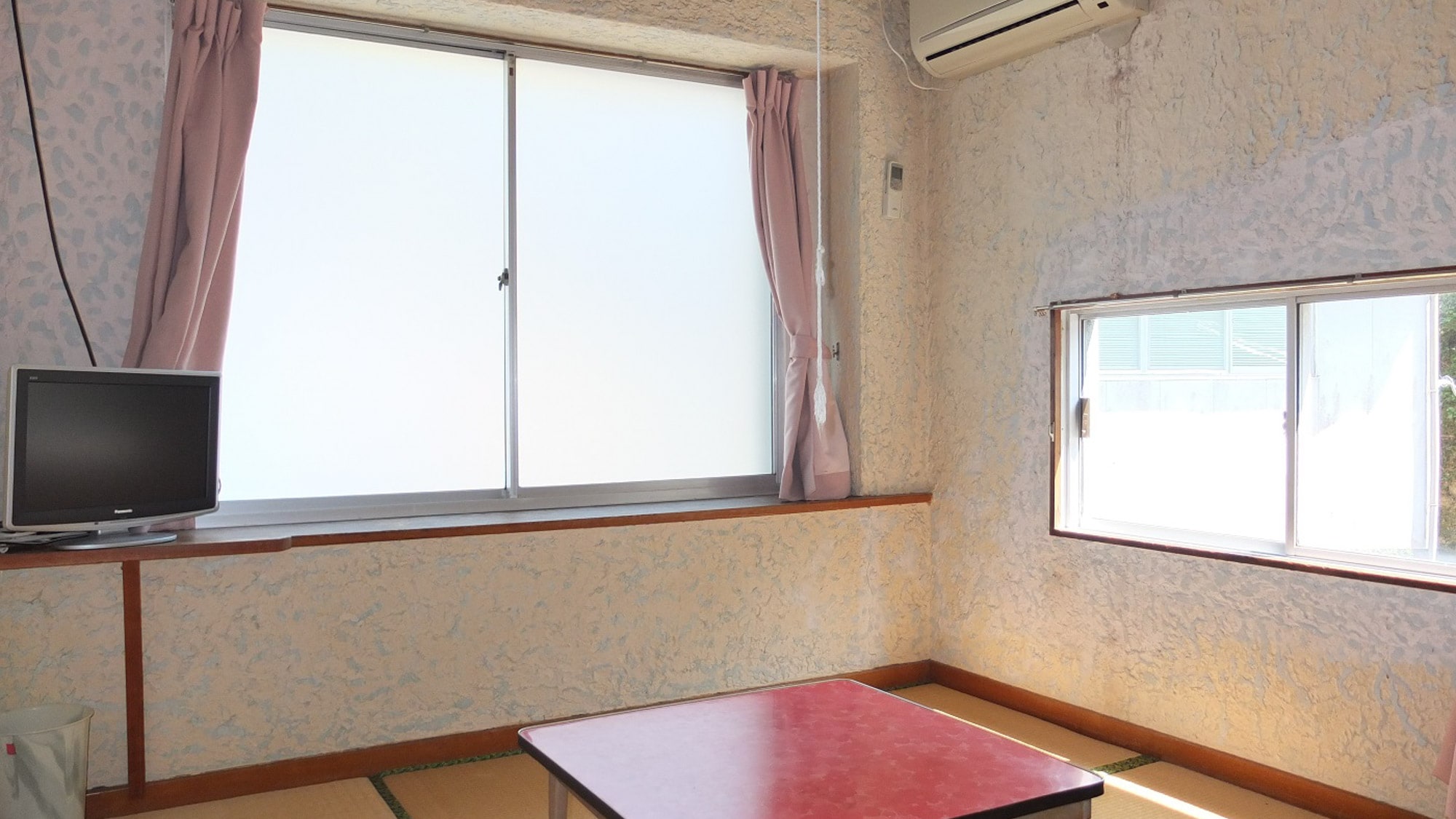 *[Example of a 4.5 tatami Japanese-style room] This room is exclusively for solo travelers.