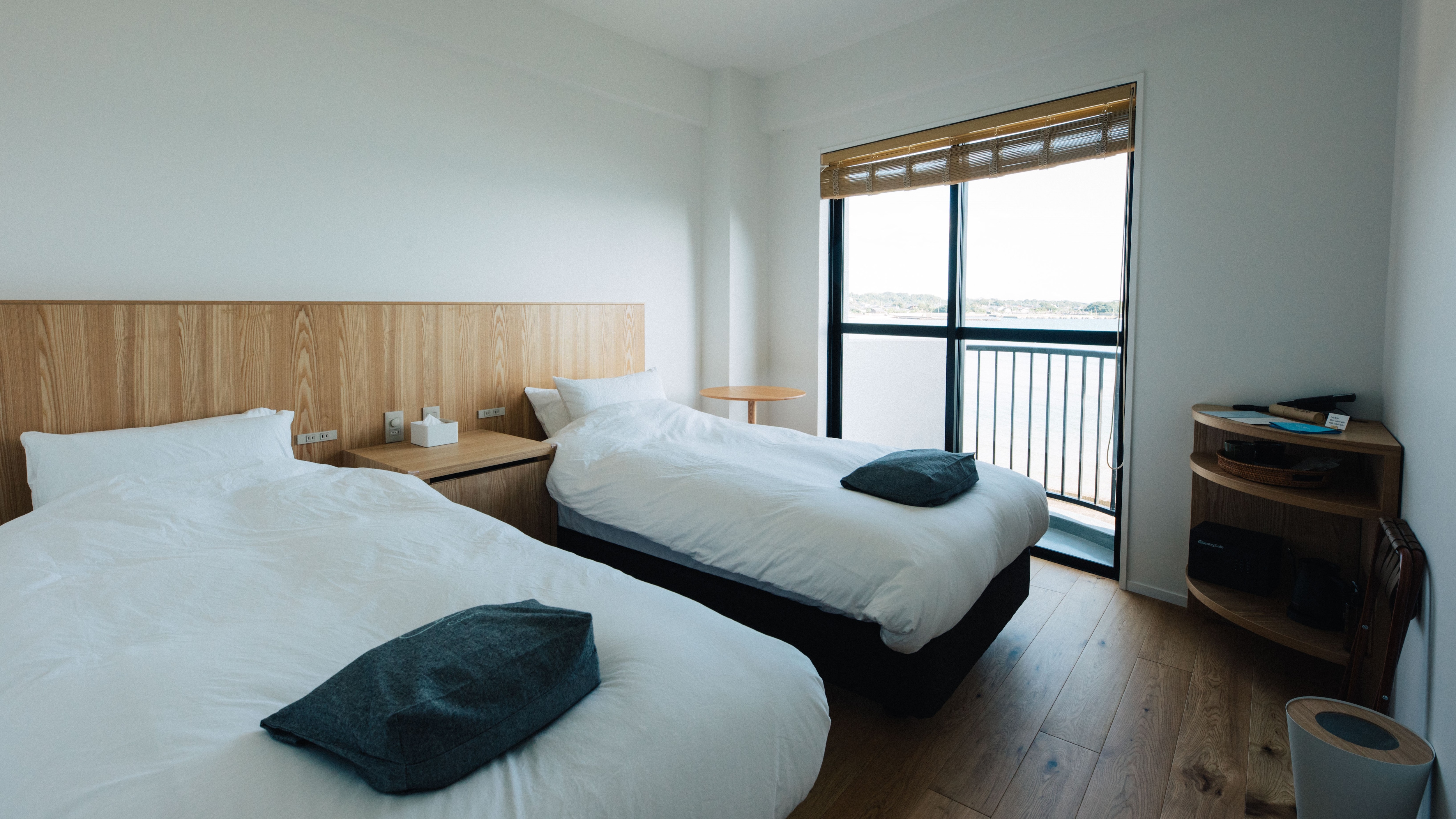 [Twin Room] A twin room overlooking the sea from above.