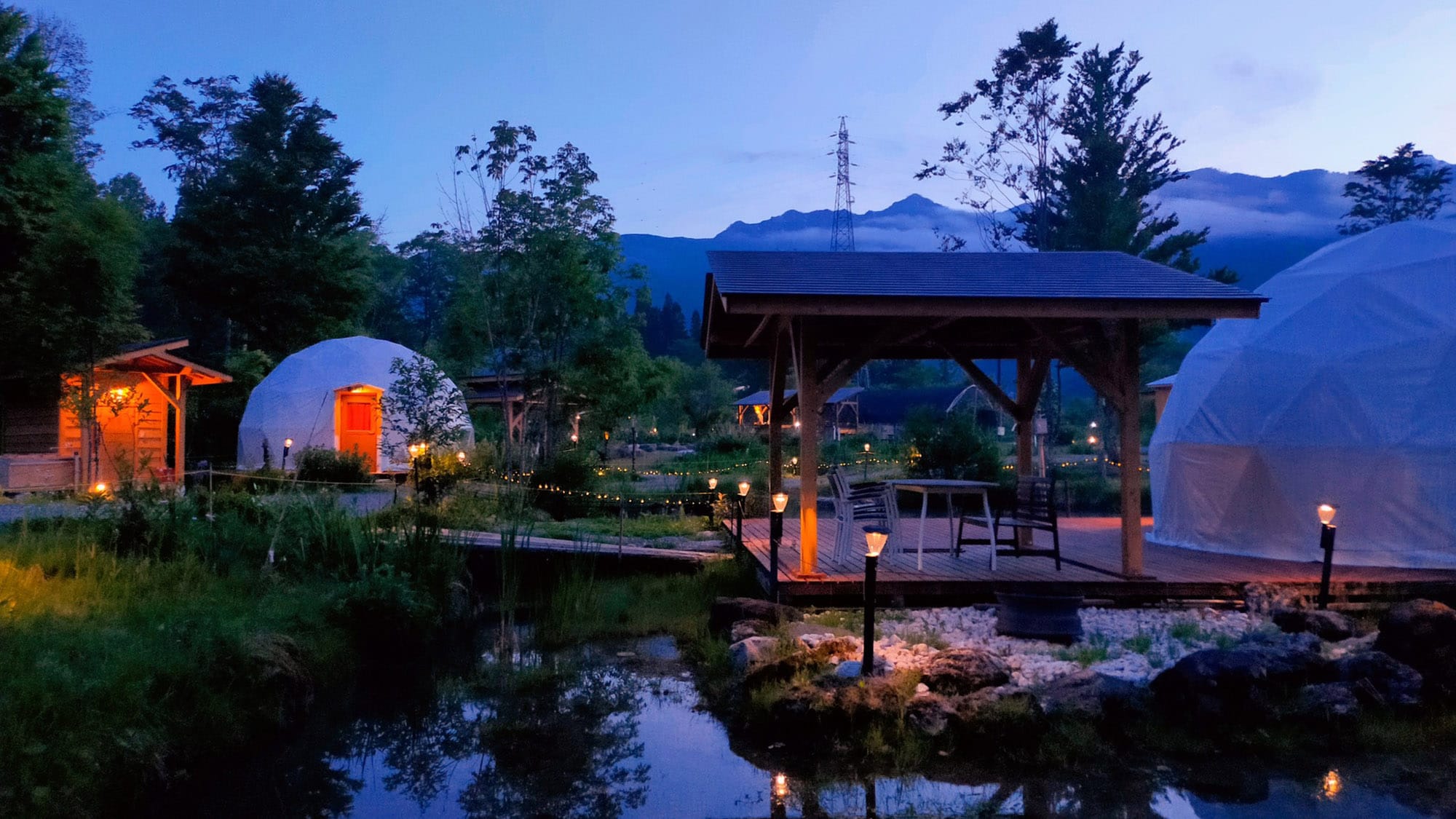 ・[G1、G2/全景] 過夜的方式多種多樣，例如圍著營火聊天、享受燒烤。