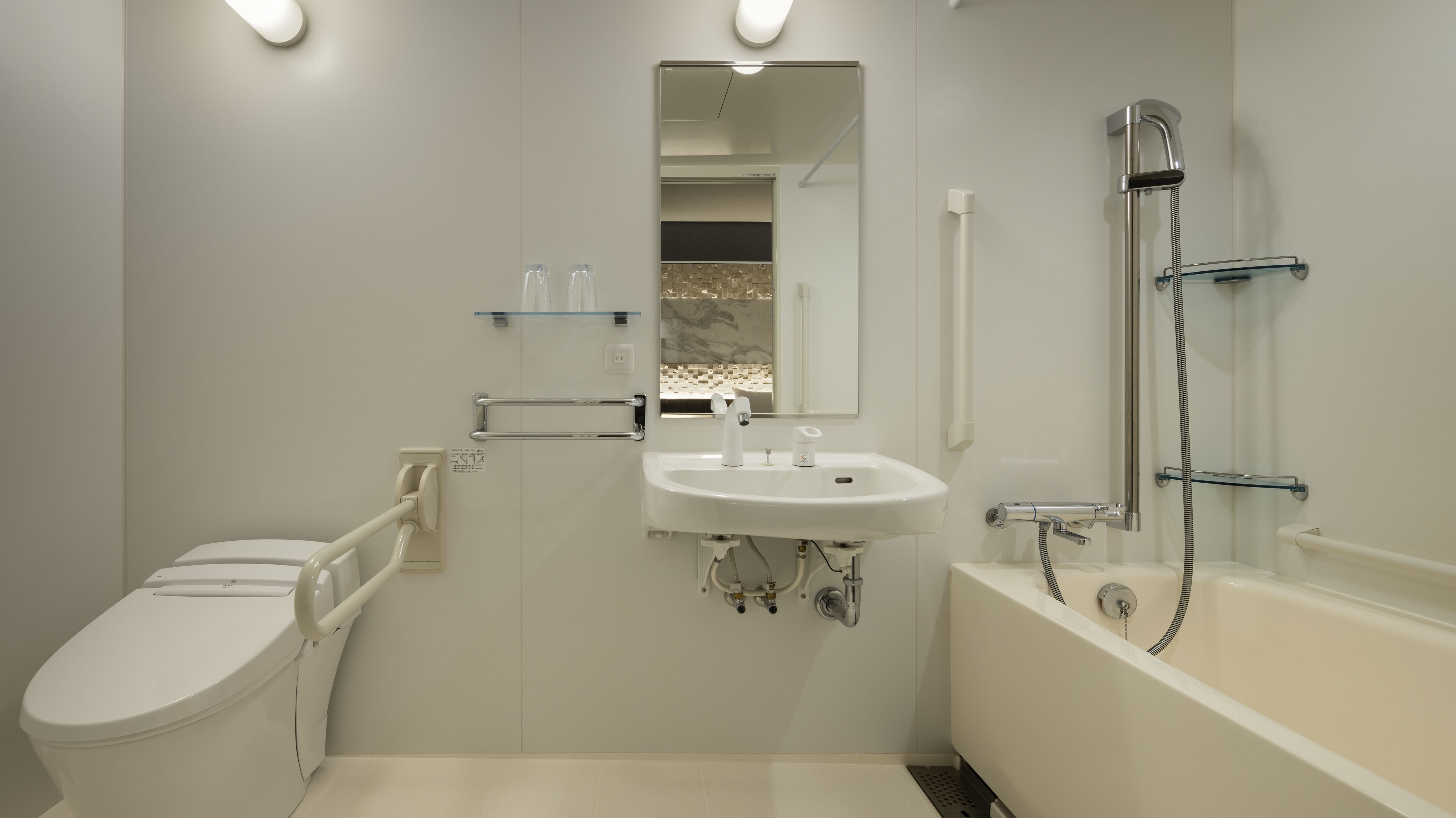 Bathroom/Deluxe Twin