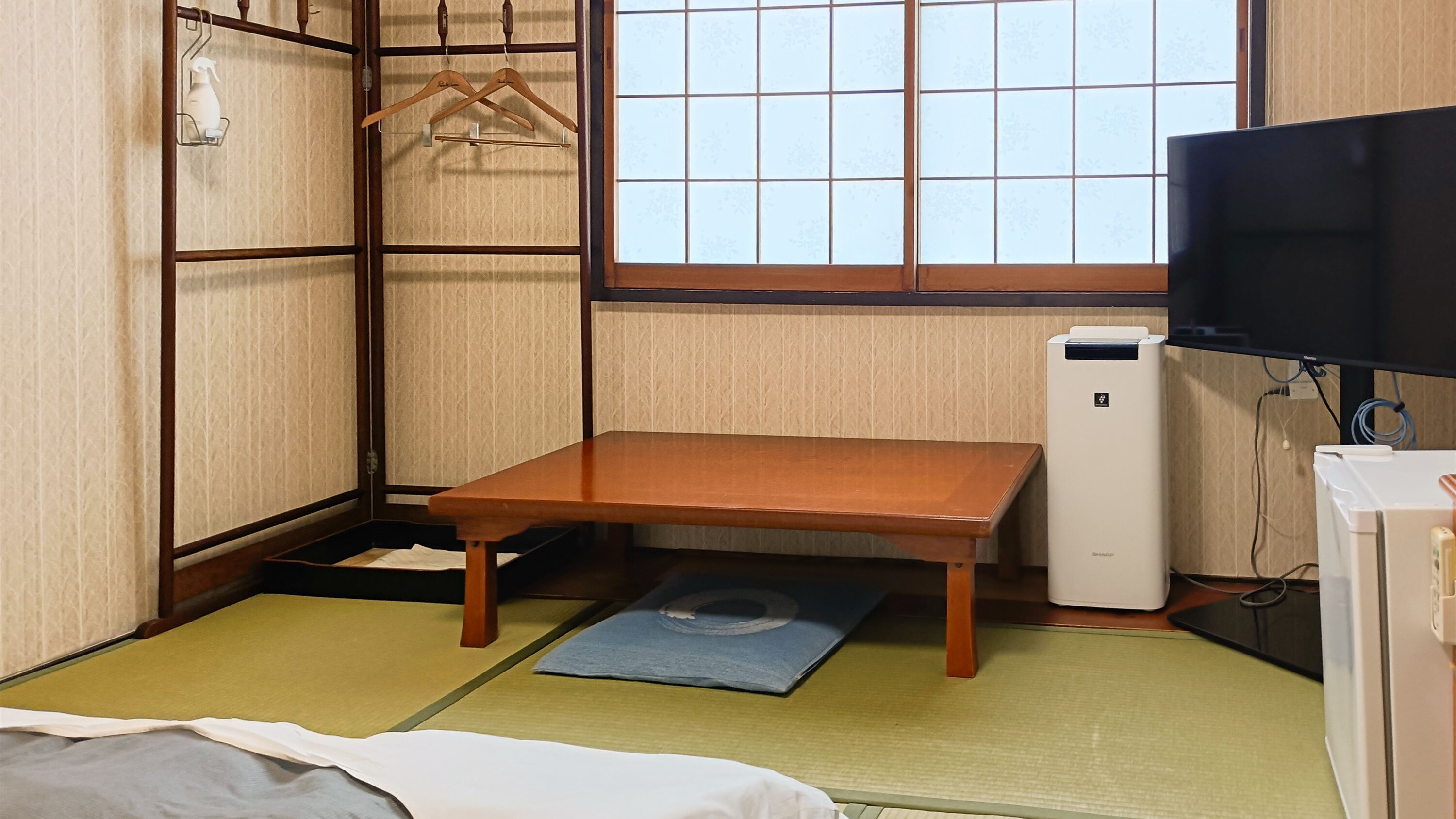 [6 tatami Japanese-style room] Please relax in our fully equipped room with convenient rental items.