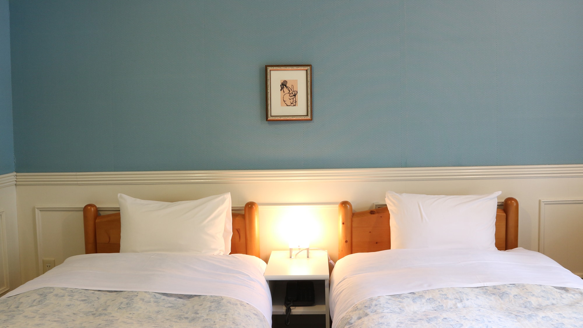 * [Contoh kamar twin bergaya Barat] Kamar twin bergaya Barat (17,5 meter persegi) menghadap sungai, dengan dua tempat tidur single