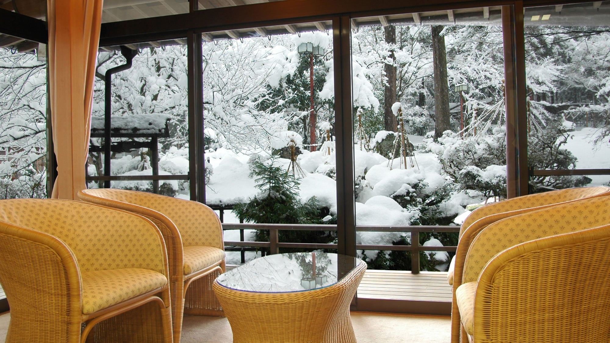 [Rokusuian] 从客房看到的雪花园景观