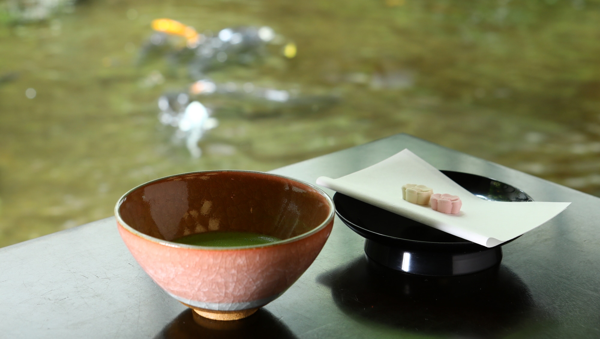 [ล็อบบี้ด้านหน้า] เมื่อทำการเช็คอิน คุณจะได้รับการต้อนรับด้วยชาเขียวมัทชะและขนมญี่ปุ่นที่ทำด้วยวาซันบอน