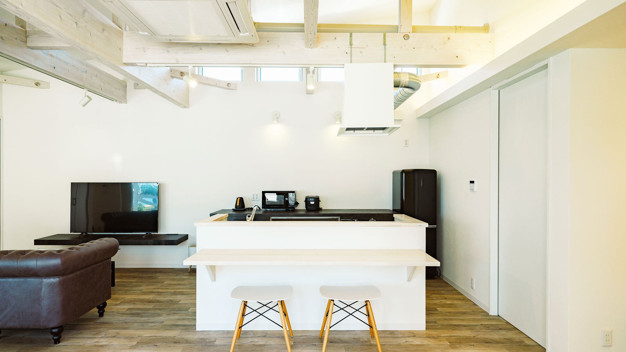 [Villa C, pets allowed / 72.04 m2] You can cook while keeping an eye on your pet in the counter-style kitchen.