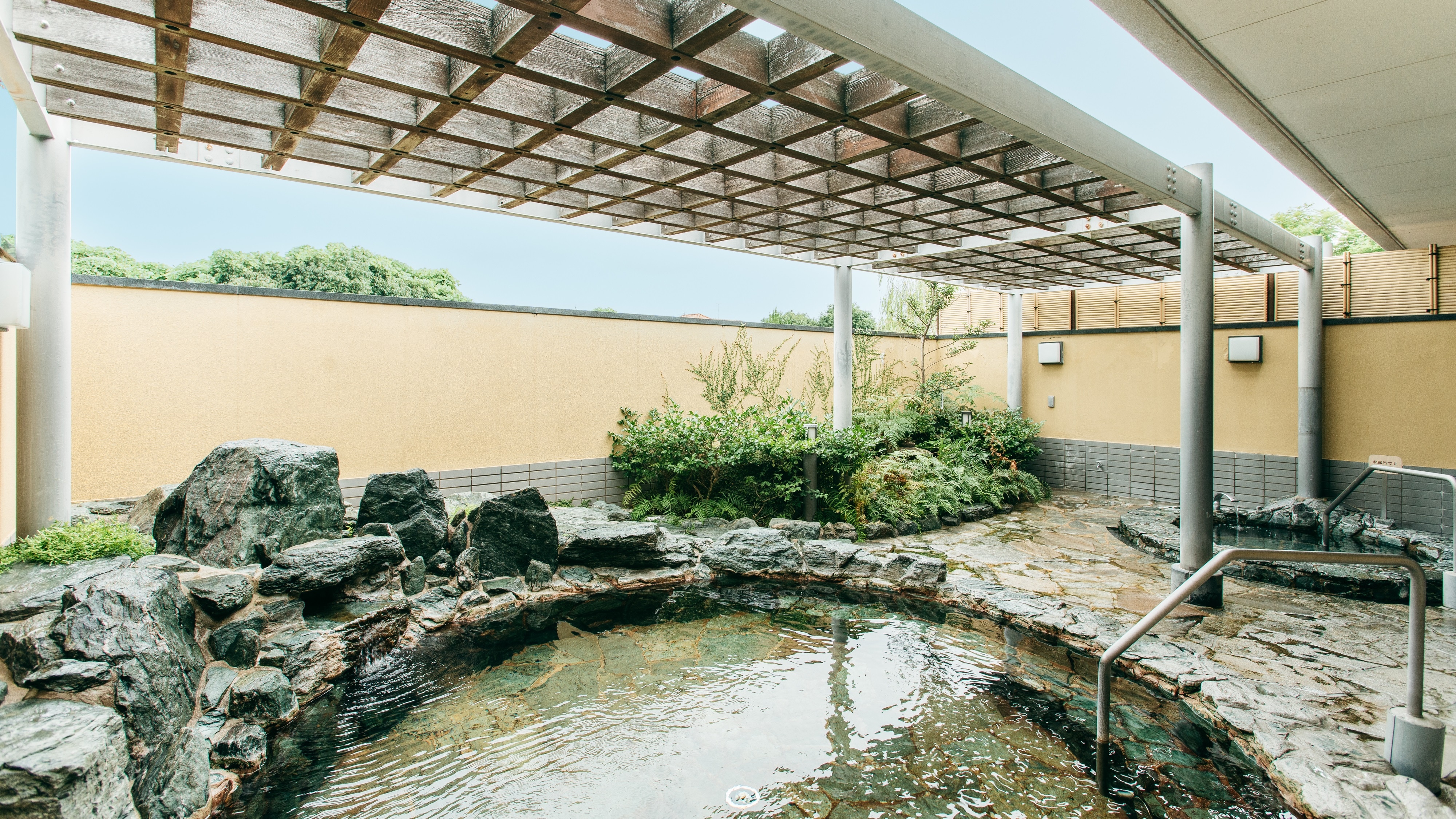 Kamar mandi terbuka di lantai 1