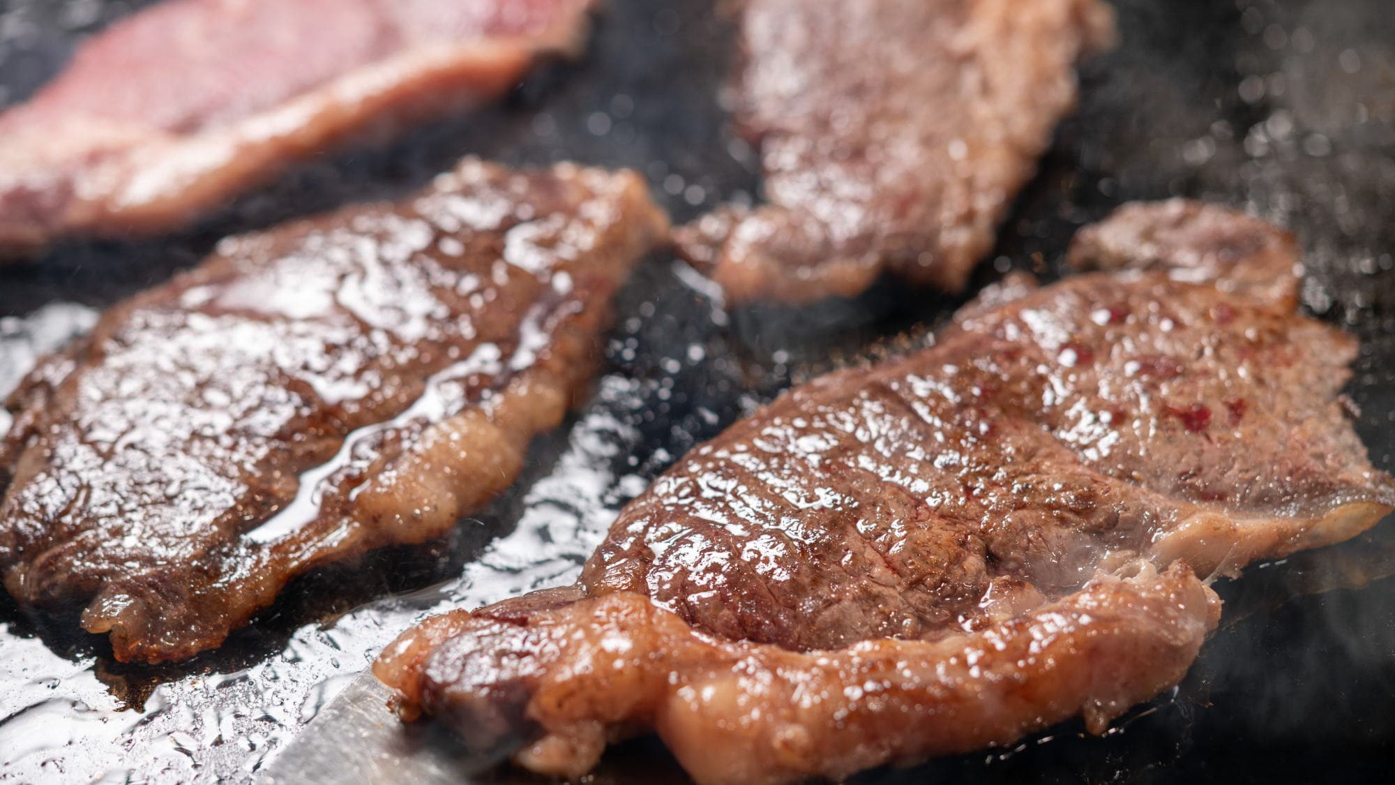 在现场厨房享用热气腾腾、新鲜烤制的牛排。