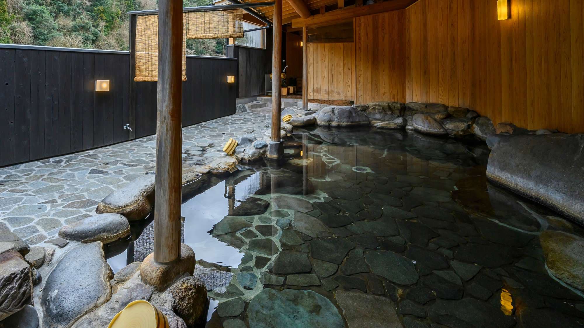 在“Seseragi no Yu”，您可以一邊聆聽清新的空氣和三德川潺潺的流水聲，一邊享受優質的溫泉。