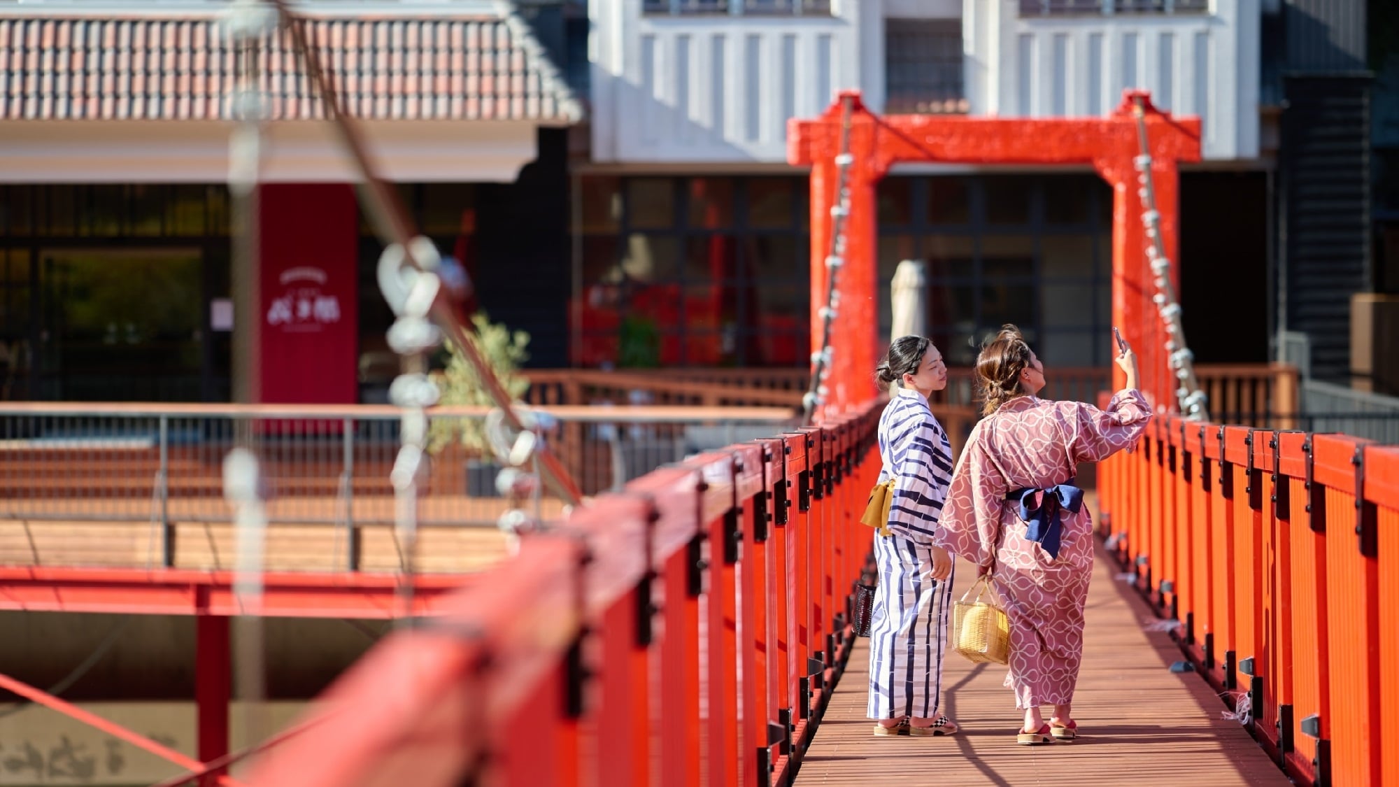 旅情満点！当館専用朱いつり橋の上で川風に吹かれてみませんか♪