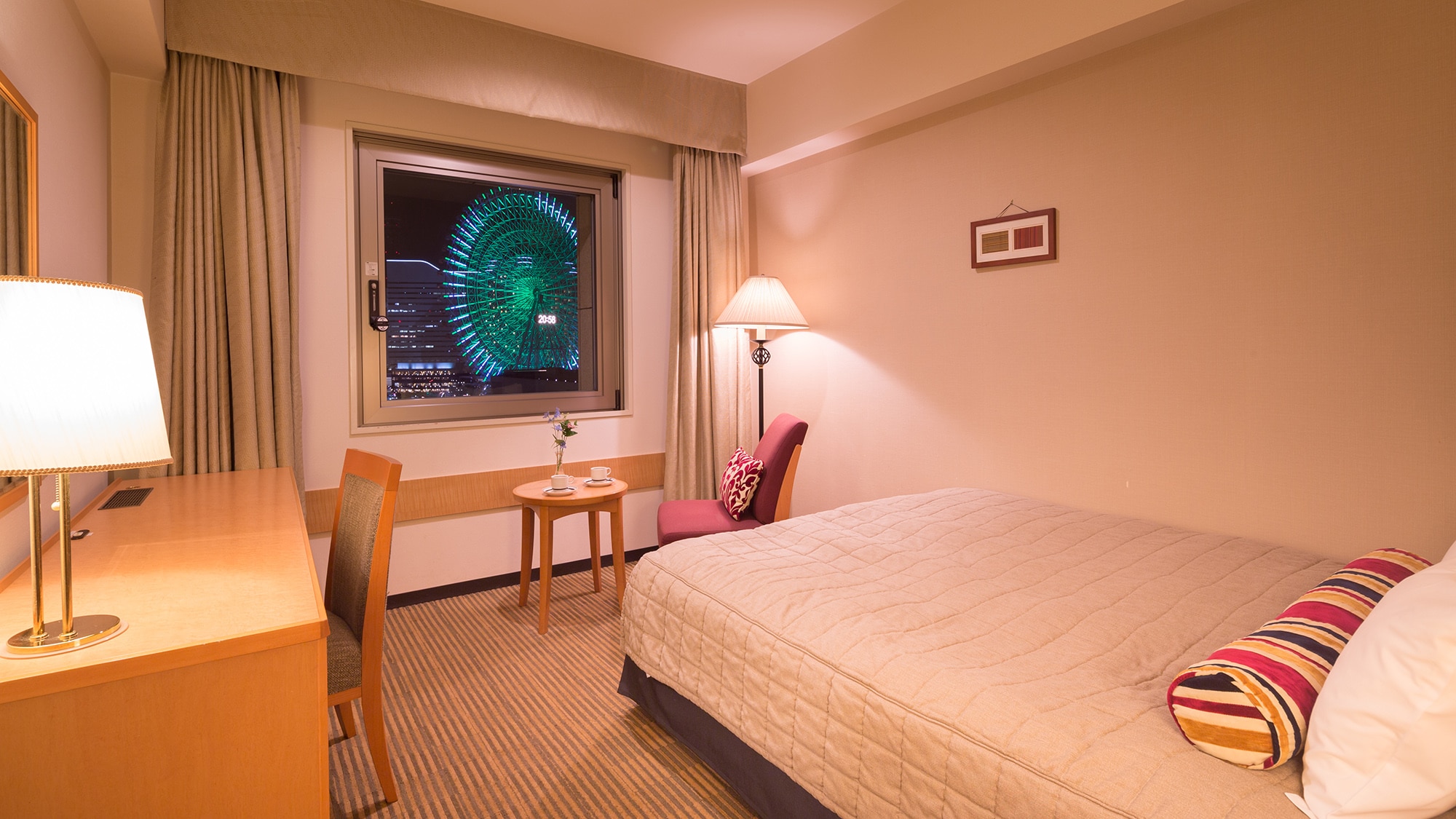 [Double: Phía vòng đu quay] Một số phòng cho phép bạn ngắm cảnh đêm khi nằm trên giường