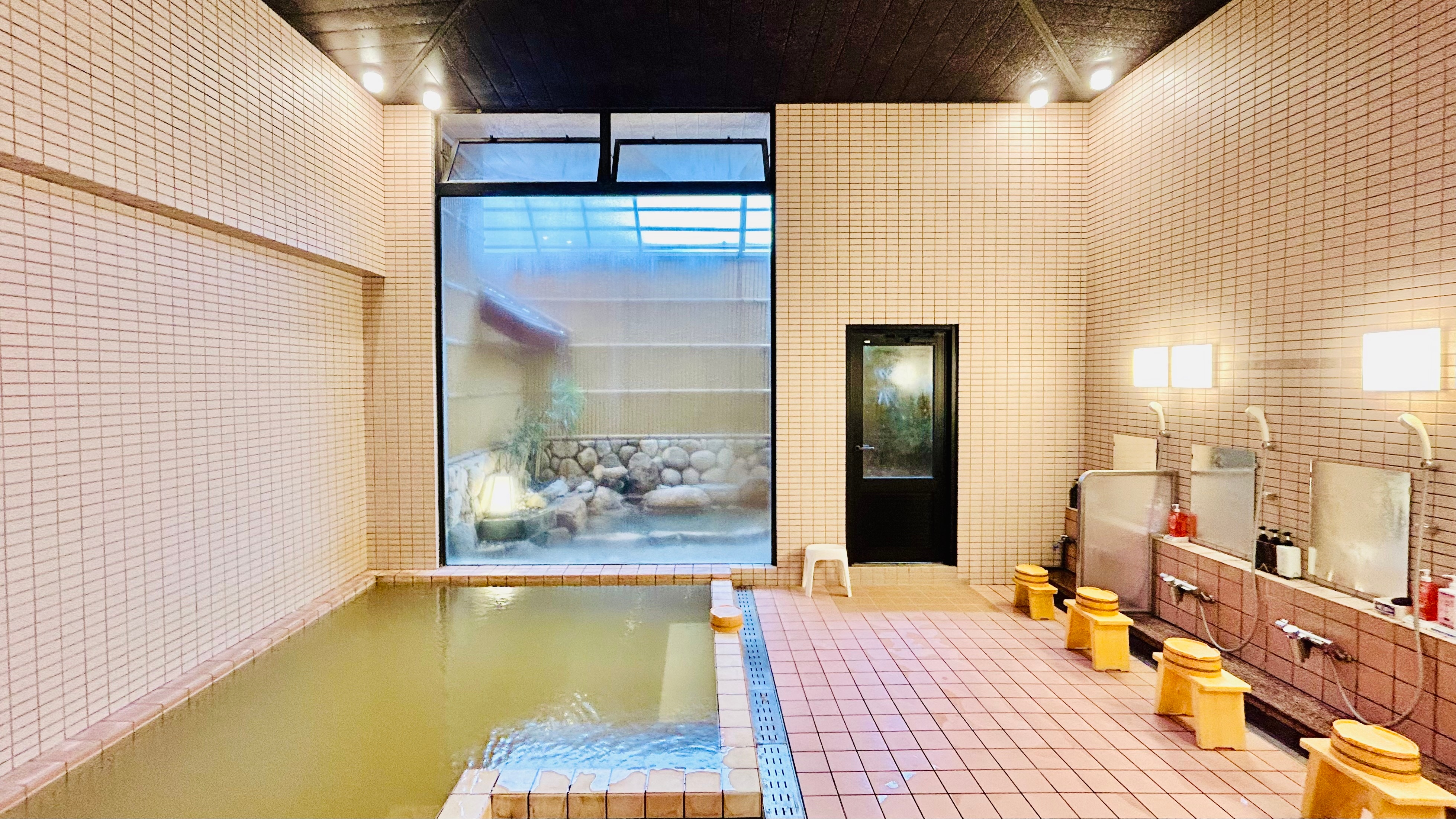 [Large public bath] Among Katsuura hot springs, this bath has a low salt content and is gentle on the skin.