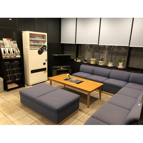 [Facilities] This is the rest area in front of the front desk.
