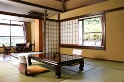 客房：“可欣賞天城山脈和庭院的美景。”