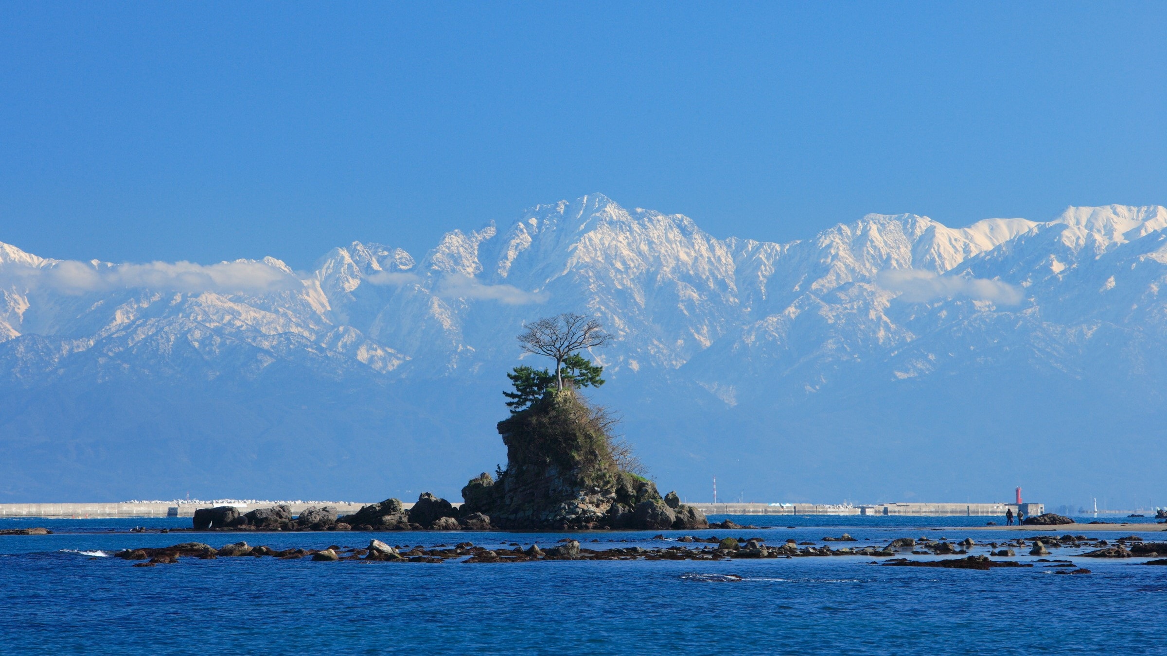Amaharashi Beach Photo courtesy of Toyama Tourism Organization