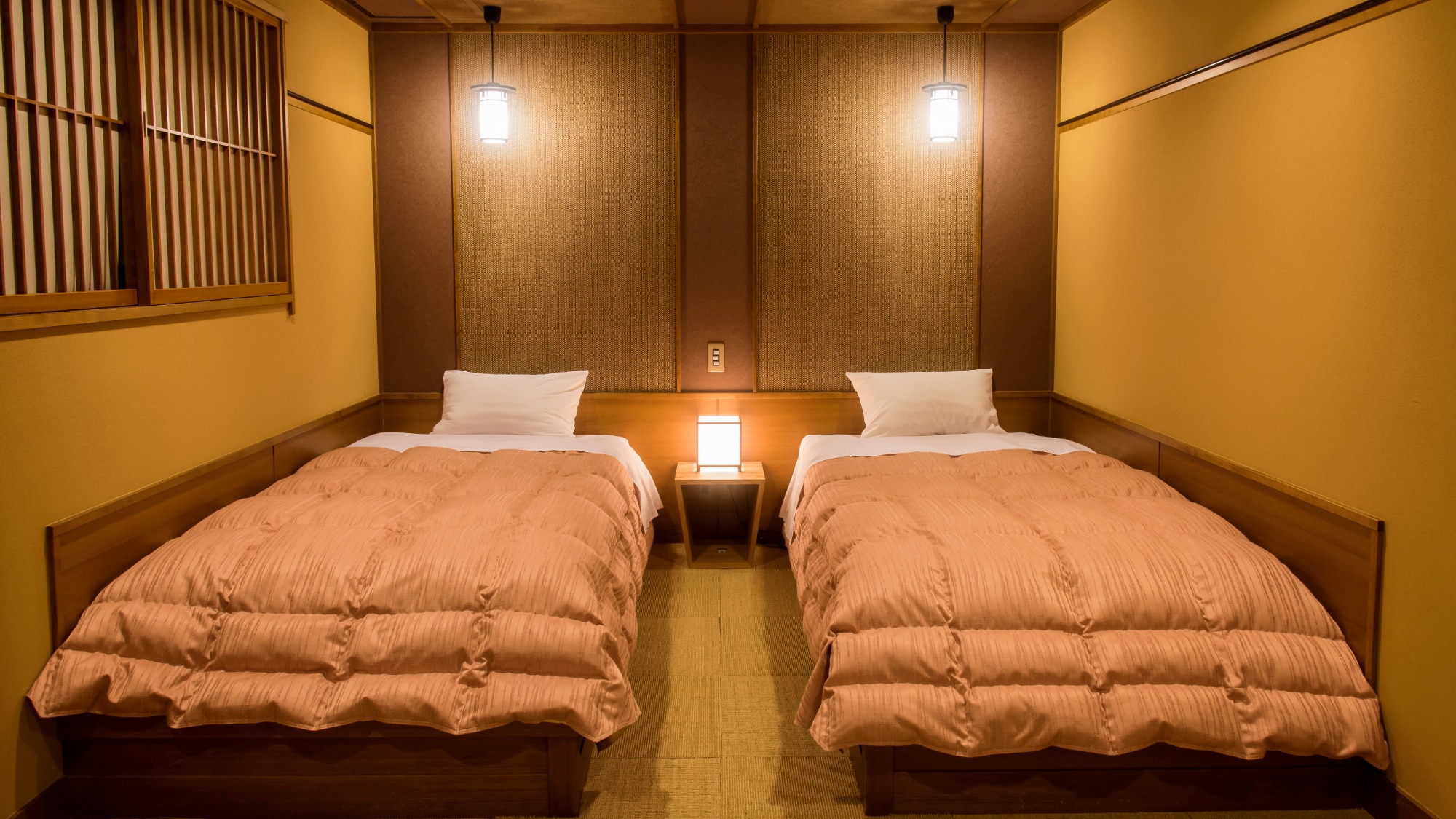 This is a 16 tatami Japanese-Western style bedroom (Western style). It is popular with elderly people and those with back pain.